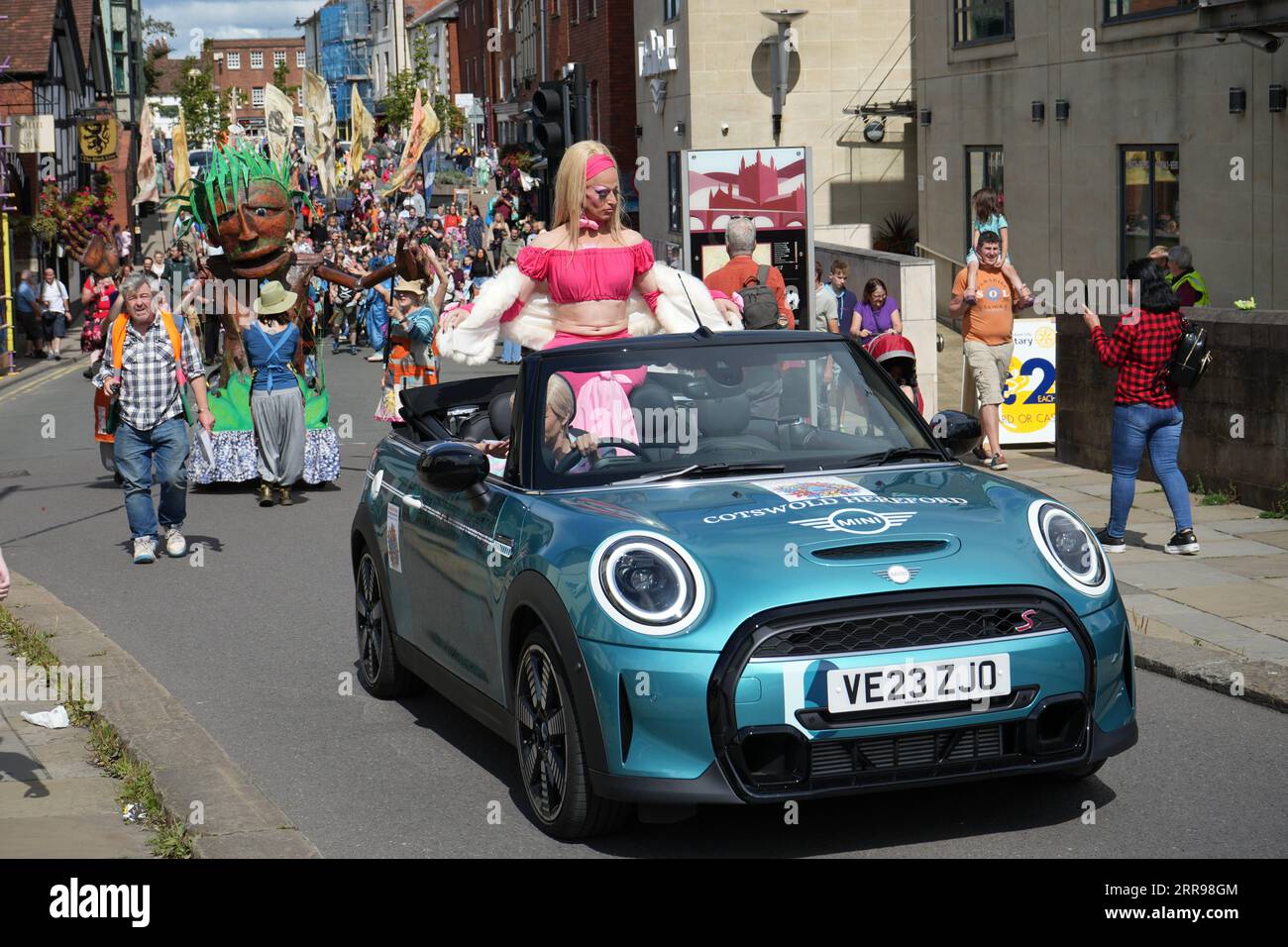 Drag Queen führt den Hereford Street Carnival, Hereford, Großbritannien Stockfoto