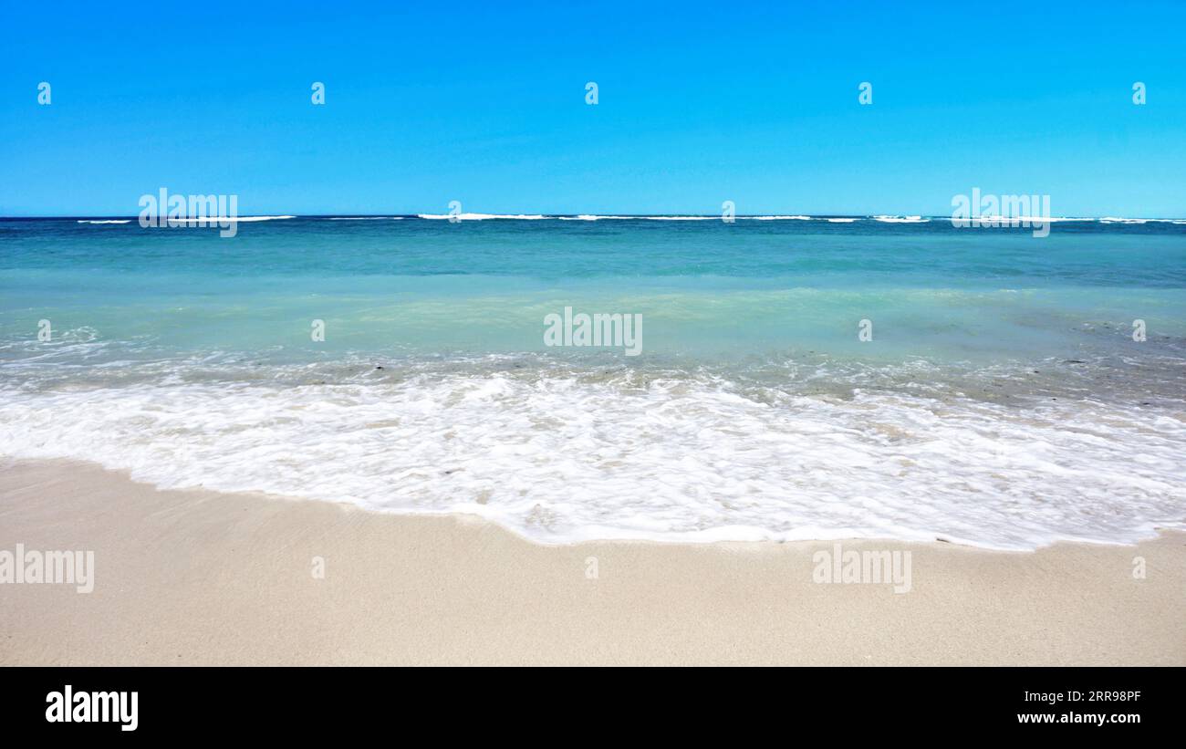 Strand mit blauem Himmel in Bali, Indonesien Stockfoto