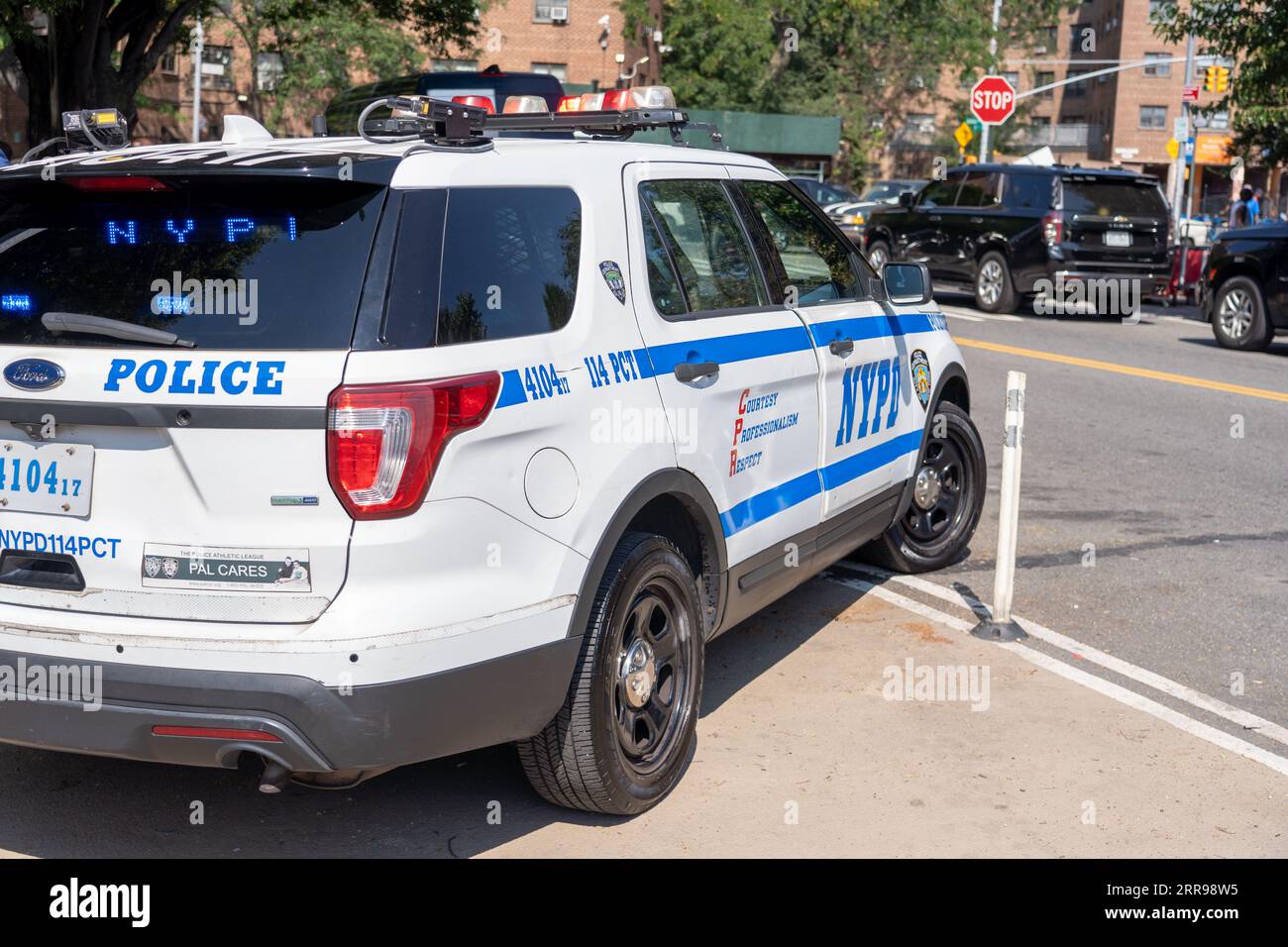 Ein spezielles Fahrzeug der New York City Police Department (NYPD) aus dem Bezirk 114, das während der Ankündigung von Bürgermeister Adams über einen umfassenden neuen Plan zur Bekämpfung von Autodiebstählen in den fünf Bezirken des Queens Borough von New York City gesehen wurde. Trotz eines insgesamt rückläufigen Anstiegs der Großkriminalität in diesem Jahr ist die Auto-Larceny-Serie (GLA) bis August um rund 19 Prozent gestiegen, was vor allem auf die Zunahme des Diebstahls bestimmter Kia- und Hyundai-Modelle zurückzuführen ist, die zum großen Teil durch virale soziale Medien, das betrifft nicht nur New York City, sondern die gesamte Nation. Stockfoto