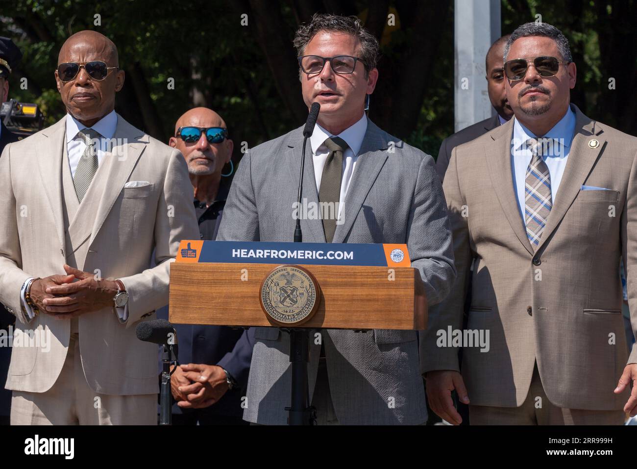 Ed Gazzillo von der Greater New York Automobile Dealers Association spricht während der Ankündigung von Bürgermeister Adams über einen umfassenden neuen Plan zur Bekämpfung von Autodiebstählen in den fünf Bezirken des Queens Borough von New York City. Trotz eines insgesamt rückläufigen Anstiegs der Großkriminalität in diesem Jahr ist die Auto-Larceny-Serie (GLA) bis August um rund 19 Prozent gestiegen, was vor allem auf die Zunahme des Diebstahls bestimmter Kia- und Hyundai-Modelle zurückzuführen ist, die zum großen Teil durch virale soziale Medien, das betrifft nicht nur New York City, sondern die gesamte Nation. (Foto von Ron Adar/SOPA Images/SIPA USA) Stockfoto