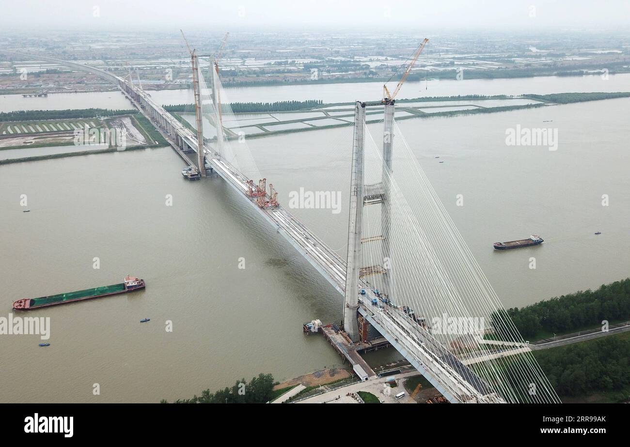 210603 -- WUHAN, 3. Juni 2021 -- Luftaufnahme aufgenommen am 3. Juni 2021 zeigt die Bianyuzhou Yangtze River Bridge an der Grenze der zentralchinesischen Provinz Hubei und der ostchinesischen Provinz Jiangxi. Die Brücke verbindet den Bezirk Huangmei der zentralchinesischen Provinz Hubei mit der Stadt Jiujiang der ostchinesischen Provinz Jiangxi und ist Teil der Anqing-Jiujiang Railway. Die Bahnstrecke hat eine geplante Geschwindigkeit von 350 Stundenkilometern für die beiden Hochgeschwindigkeitsstrecken und 200 Stundenkilometern für die beiden anderen reservierten Personen- und Güterstrecken. CHINA-ANQING-JIUJIANG-RAILWAY-BIANYUZHOU YANGTZE RIVER BRIDGE CLOSURE CN Stockfoto