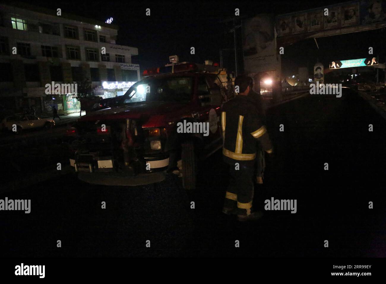 210603 -- KABUL, 3. Juni 2021 -- Feuerwehrleute warten darauf, den Ort eines Bombenangriffs in Kabul, der Hauptstadt Afghanistans, am 3. Juni 2021 zu räumen. Vier Menschen wurden getötet und fünf weitere wurden bei dem Bombenanschlag auf einen Minibus im westlichen Teil von Kabul am Donnerstag verwundet. Die dritte Bombenexplosion traf innerhalb der Woche auf Busse des öffentlichen Nahverkehrs, bestätigte die Hauptstadtpolizei. AFGHANISTAN-KABUL-BOMBENANSCHLAG RahmatullahxAlizadah PUBLICATIONxNOTxINxCHN Stockfoto