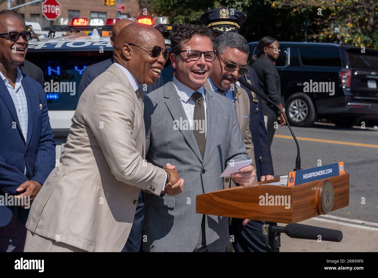 Ed Gazzillo von der Greater New York Automobile Dealers Association spricht während der Ankündigung von Bürgermeister Adams über einen umfassenden neuen Plan zur Bekämpfung von Autodiebstählen in den fünf Bezirken des Queens Borough von New York City. Trotz eines insgesamt rückläufigen Anstiegs der Großkriminalität in diesem Jahr ist die Auto-Larceny-Serie (GLA) bis August um rund 19 Prozent gestiegen, was vor allem auf die Zunahme des Diebstahls bestimmter Kia- und Hyundai-Modelle zurückzuführen ist, die zum großen Teil durch virale soziale Medien, das betrifft nicht nur New York City, sondern die gesamte Nation. (Foto von Ron Adar/SOPA Images/SIPA USA) Stockfoto