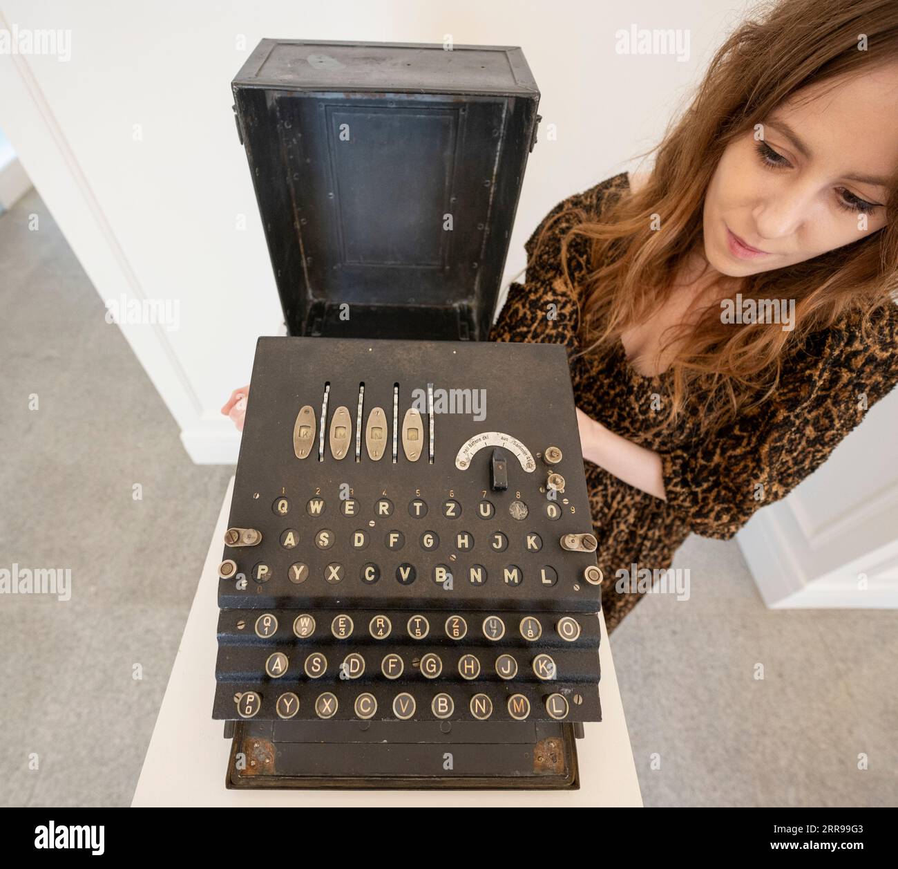 Bonhams Knightsbridge, London, Großbritannien. September 2023. Der Online-Verkauf von Instrumenten der Wissenschaft und Technologie bei Bonhams umfasst „The Railway Enigma“: Eine sehr seltene Heimsoeth & Rinke K-Modell Enigma Cipher Machine, deutsch, um 1940, nummeriert K438 auf der Basis und den Rotoren. Schätzung: £ 80.000-120.000. Quelle: Malcolm Park/Alamy Live News Stockfoto