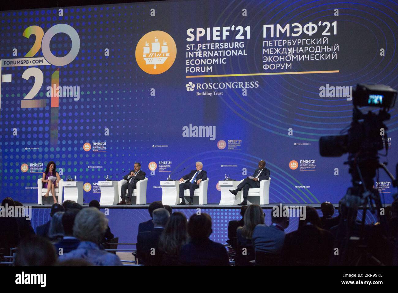 210604 -- ST. PETERSBURG, 4. Juni 2021 -- Teilnehmer besuchen die St. Petersburg International Economic Forum SPIEF in St. Petersburg, Russland am 3. Juni 2021. Die 24. SPIEF startete am Mittwoch in Russlands zweitgrößter Stadt, in der die Teilnehmer sich um eine Zusammenarbeit bei der COVID-19-Pandemie bemühen werden. Foto: /Xinhua RUSSIA-ST. PETERSBURG-WIRTSCHAFTSFORUM IrinaxMotina PUBLICATIONxNOTxINxCHN Stockfoto