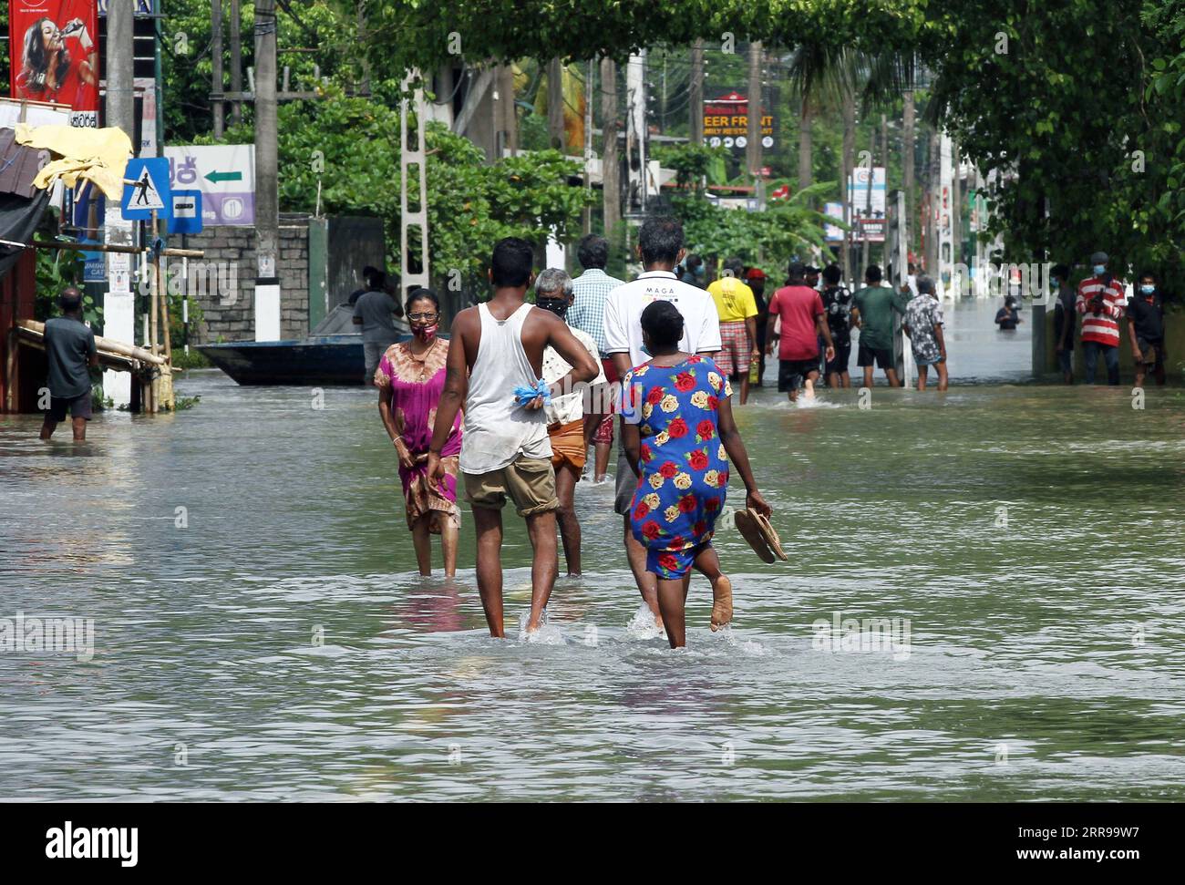 210604 -- GAMPAHA, 4. Juni 2021 -- Menschen waten am 4. Juni 2021 durch eine überflutete Straße in Gampaha, etwa 20 km von Colombo, Sri Lanka entfernt. Sri Lankas Meteorologieabteilung sagte am Donnerstag, dass aufgrund des Einsetzens der Südwestmonsune in den kommenden Tagen in mehreren Gebieten des Insellandes starke Regenfälle und starke Winde zu erwarten seien. Foto von /Xinhua SRI LANKA-GAMPAHA-FLOODE AjithxPerera PUBLICATIONxNOTxINxCHN Stockfoto