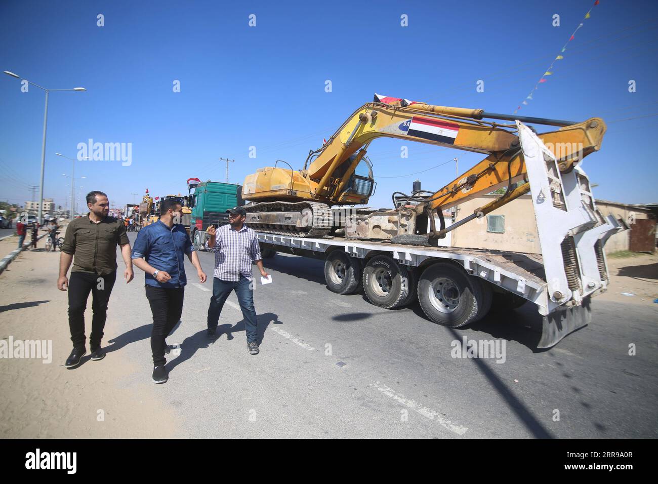 210605 -- RAFAH, 5. Juni 2021 -- ein Bagger kommt am 4. Juni 2021 auf der palästinensischen Seite des Grenzübergangs Rafah im südlichen Gazastreifen Rafah an. Ägypten schickte am Freitag nach einer verheerenden israelischen Bombenkampagne in der palästinensischen Enklave im vergangenen Monat massive technische Ausrüstung und Besatzung zum Wiederaufbau in den Gazastreifen, berichtete der Staatsbetrieb Ahram Online. Foto von /Xinhua MIDEAST-GAZA-RAFAH-MACHINES AUS ÄGYPTEN-ANKUNFT KhaledxOmar PUBLICATIONxNOTxINxCHN Stockfoto