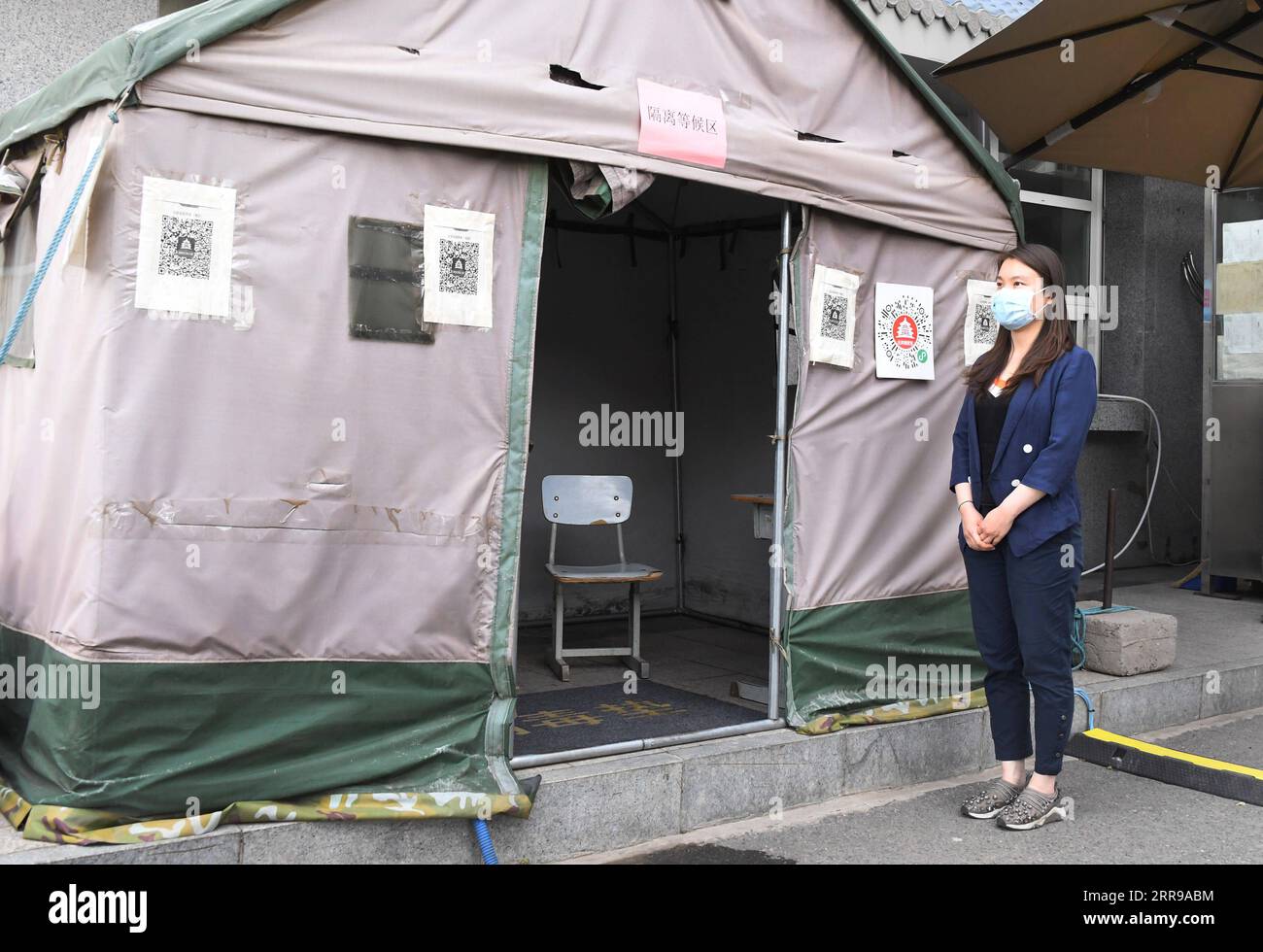 210605 -- PEKING, 5. Juni 2021 -- Ein Mitarbeiter steht bei einem Quarantänebereich an einer nationalen Aufnahmeprüfstelle für das College in Peking, Hauptstadt von China, 5. Juni 2021. Insgesamt 10,78 Millionen Kandidaten im Land werden voraussichtlich an der nationalen Aufnahmeprüfung für das College teilnehmen, der Gaokao, die am 7. Und 8. Juni stattfindet. CHINA-BEIJING-COLLEGE AUFNAHMEPRÜFUNG VORBEREITUNG CN RENXCHAO PUBLICATIONXNOTXINXCHN Stockfoto