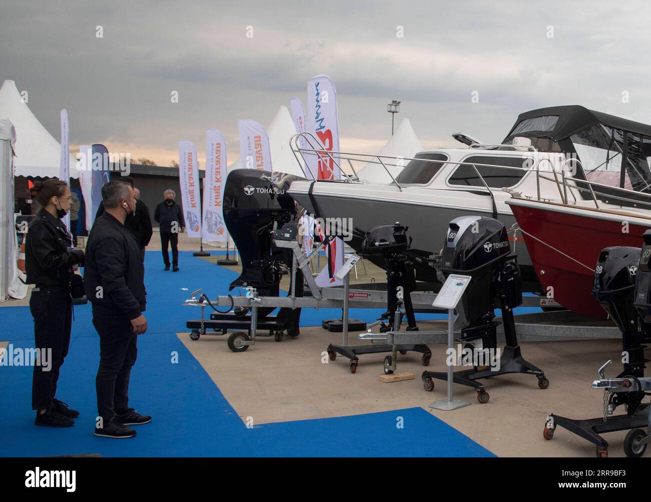 210607 -- ISTANBUL, 7. Juni 2021 -- Leute besuchen eine Bootsmesse in Istanbul, Türkei, am 3. Juni 2021. Vertreter des türkischen Sektors gaben an, dass das Interesse an Bootsfahrten zunimmt, während die Yachtindustrie des Landes während der COVID-19-Pandemie einen Anstieg bei Umsatz und Produktion verzeichnet hat. Foto von /Xinhua TO GO WITH Roundup: Yachtverkäufe der Türkei boomen unter Pandemie TÜRKEI-ISTANBUL-YACHTVERKÄUFE-ANSTIEG OsmanxOrsal PUBLICATIONxNOTxINxCHN Stockfoto