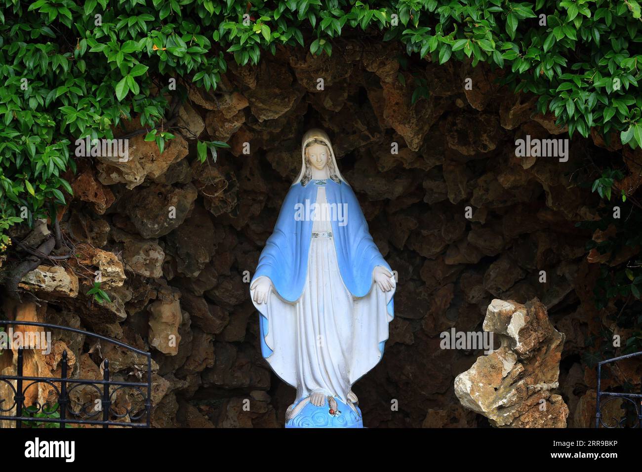 Statue der Heiligen Maria in einer kleinen Höhle im Libanon. Stockfoto