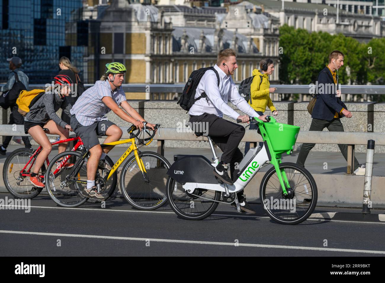 Ein Mann, der während der Hauptverkehrszeit auf einem Lime-Elektrofahrrad unterwegs ist. - London, Großbritannien. Juli 2023 Stockfoto