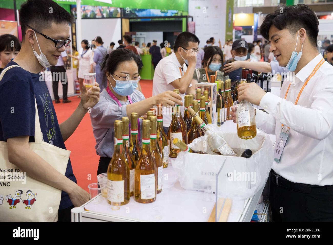 210609 -- NINGBO, 9. Juni 2021 -- Besucher probieren ungarischen Wein auf der zweiten China-Mittel- und osteuropäischen Länder MOEL Expo in Ningbo, Ostchinesische Provinz Zhejiang, 9. Juni 2021. Die expo wurde am Mittwoch für Besucher eröffnet. Unter dem Motto „Förderung eines neuen Entwicklungsparadigmas“ und „gemeinsam eine Chance für einen Gewinn nutzen“ zielt die expo darauf ab, den Handel zwischen China und den Mittel- und osteuropäischen Ländern der MOEL zu fördern. CHINA-ZHEJIANG-NINGBO-2ND CHINA-CEEC EXPO CN JINXLIWANG PUBLICATIONXNOTXINXCHN Stockfoto