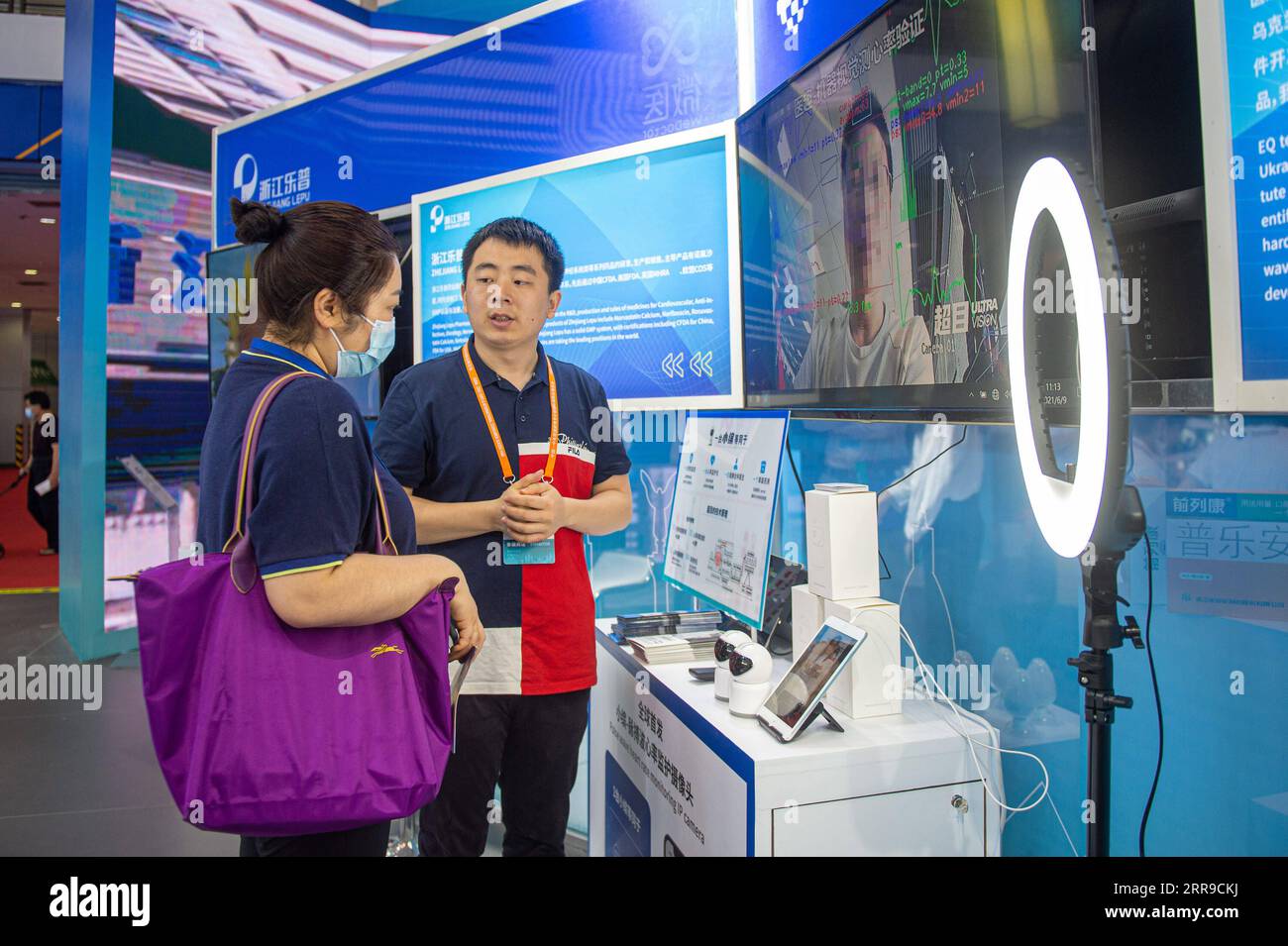 210609 -- HANGZHOU, 9. Juni 2021 -- ein Aussteller R stellt die Pulswellen-Herzfrequenzüberwachungs-IP-Kamera auf der 2. China-Mittel- und osteuropäischen MOEL-Expo in Ningbo, ostchinesische Provinz Zhejiang, am 9. Juni 2021 vor. Xinhua-Schlagzeilen: Rosige Aussichten für die Wirtschaftsbeziehungen zwischen China und den MOEL JiangxHan PUBLICATIONxNOTxINxCHN Stockfoto