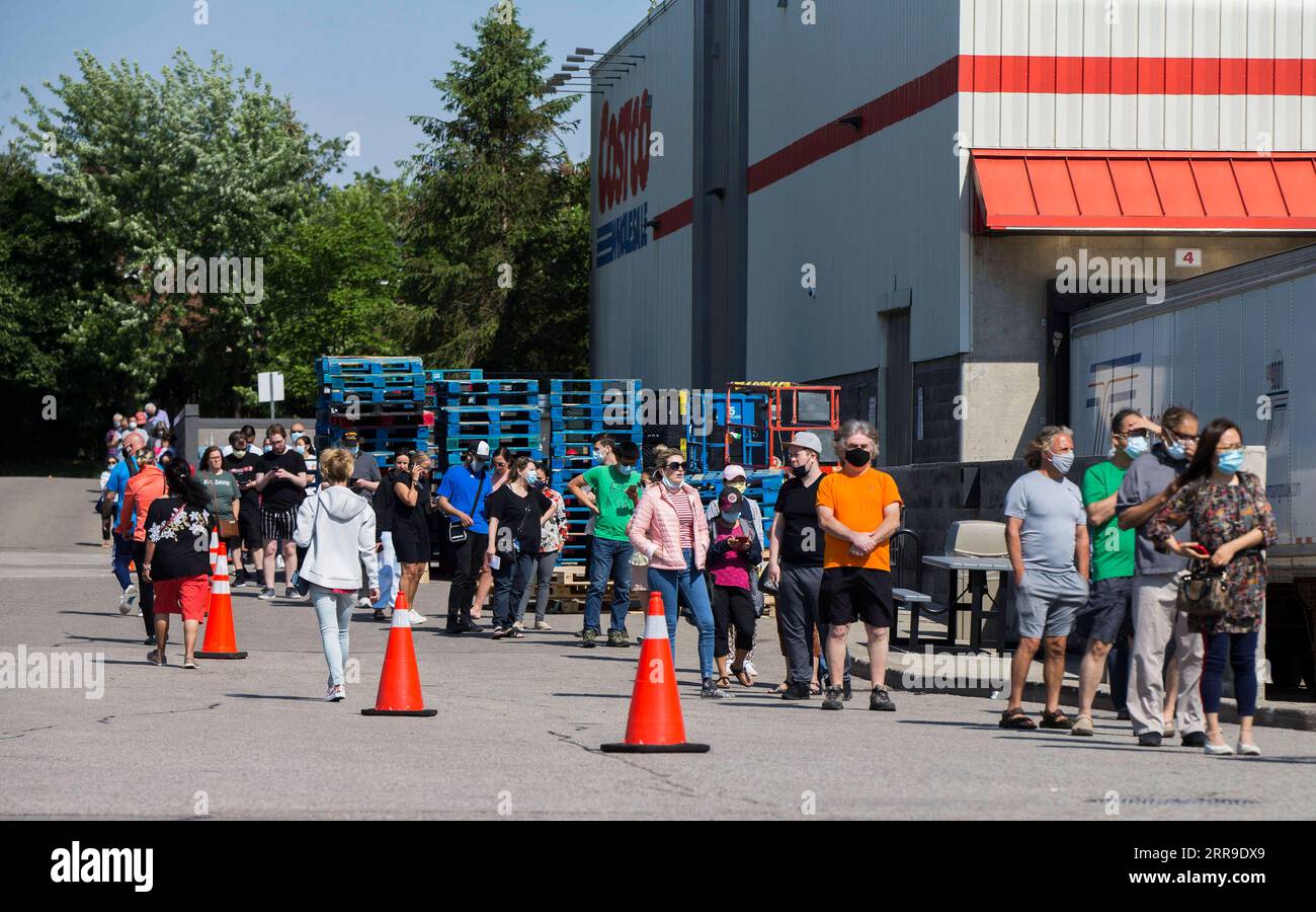 210611 -- TORONTO, 11. Juni 2021 -- Leute stehen am 11. Juni 2021 an, um ein Costco-Lagerhaus in Mississauga, Ontario, Kanada, zu betreten. Ontario trat am Freitag in Schritt eins seines Wiedereröffnungsplans ein, in dem Geschäfte und Restaurants vor Kunden wimmelten, als die Provinz einige ihrer COVID-19-Beschränkungen zum ersten Mal seit Monaten aufhob. Foto von /Xinhua CANADA-ONTARIO-COVID-19-REOPENING ZouxZheng PUBLICATIONxNOTxINxCHN Stockfoto