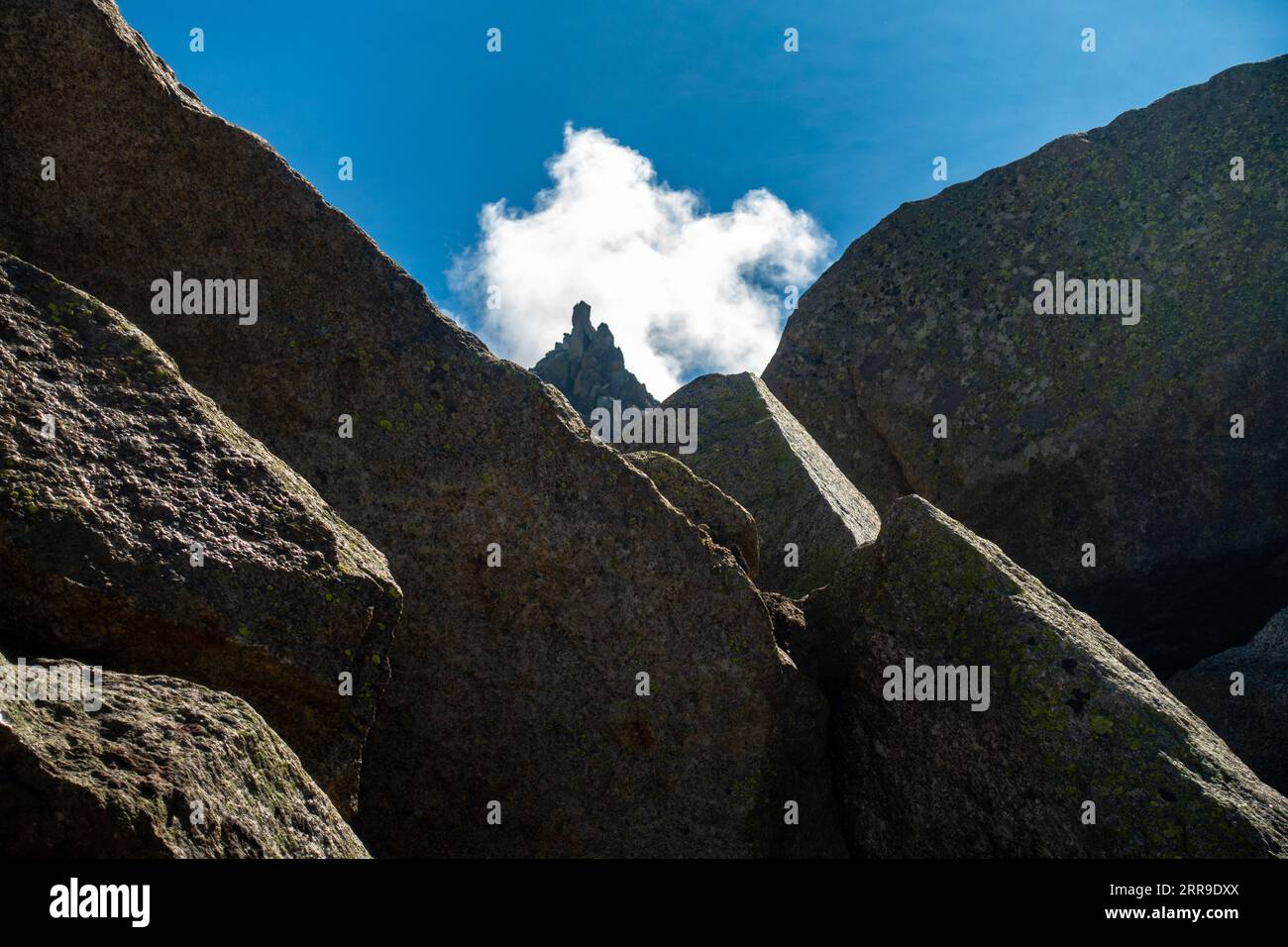 Kinner Kailash Shivling in Himachal Pradesh, inmitten hoch aufragender Felsen. Teil der hinduistischen Pilgerreise, Kinner Kailash Yatra Stockfoto