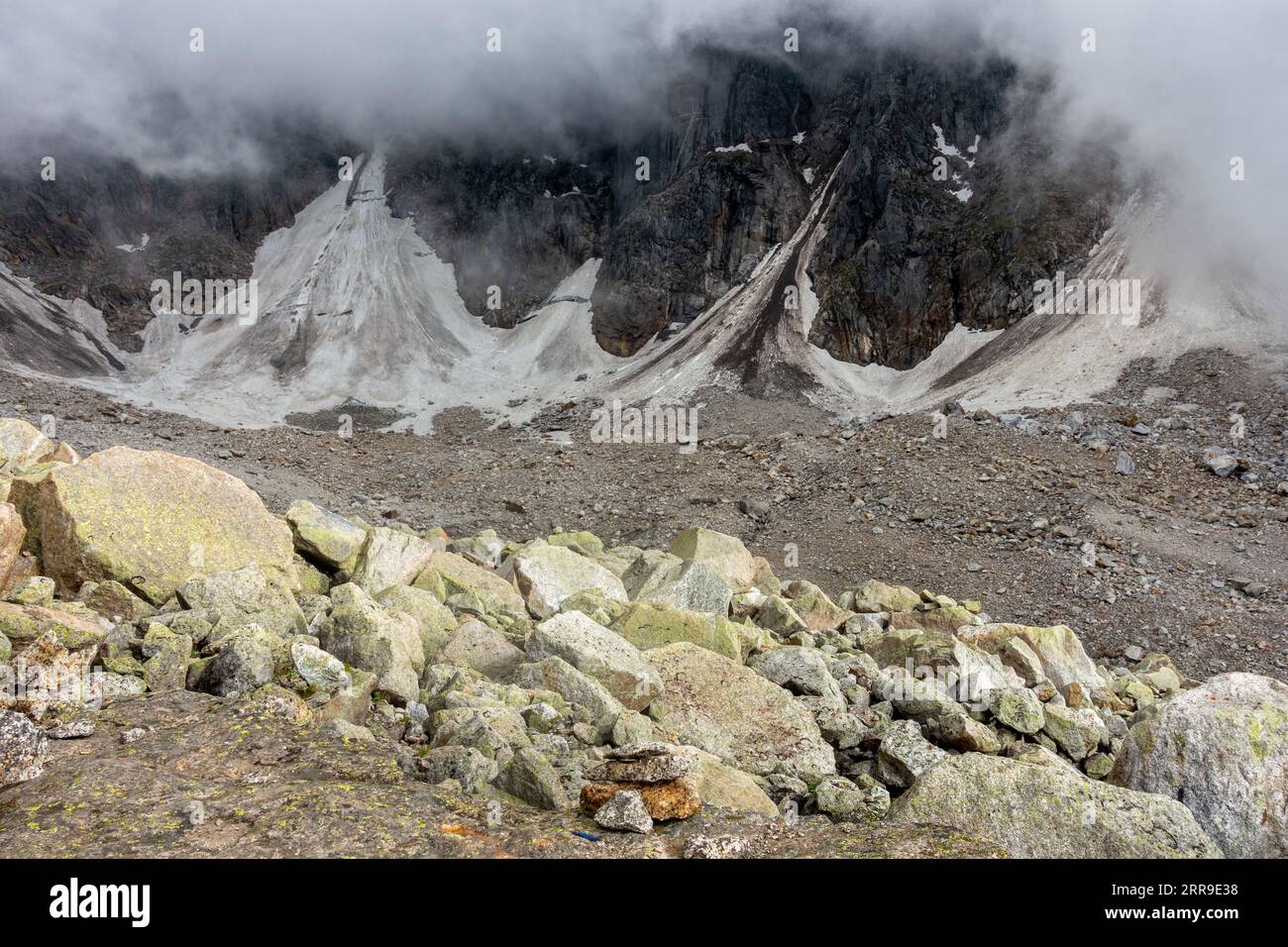 Eisgletscher und Seen in der Kinner Kailash Mountain Range des Oberen Himalaya, Himachal Pradesh, Indien. Stockfoto