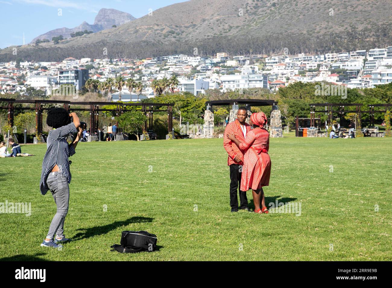 210612 -- KAPSTADT, 12. Juni 2021 -- Menschen posieren für Fotos im Green Point Park in Kapstadt, Südafrika, am 12. Juni 2021. Südafrika ist am Donnerstag technisch in die dritte COVID-19-Welle eingetreten Laut den Statistiken sagte das nationale Institut für übertragbare Krankheiten des Landes in einer Erklärung zur täglichen Aktualisierung von COVID-19. SÜDAFRIKA-COVID-19-WEEKEND LyuxTianran PUBLICATIONxNOTxINxCHN Stockfoto