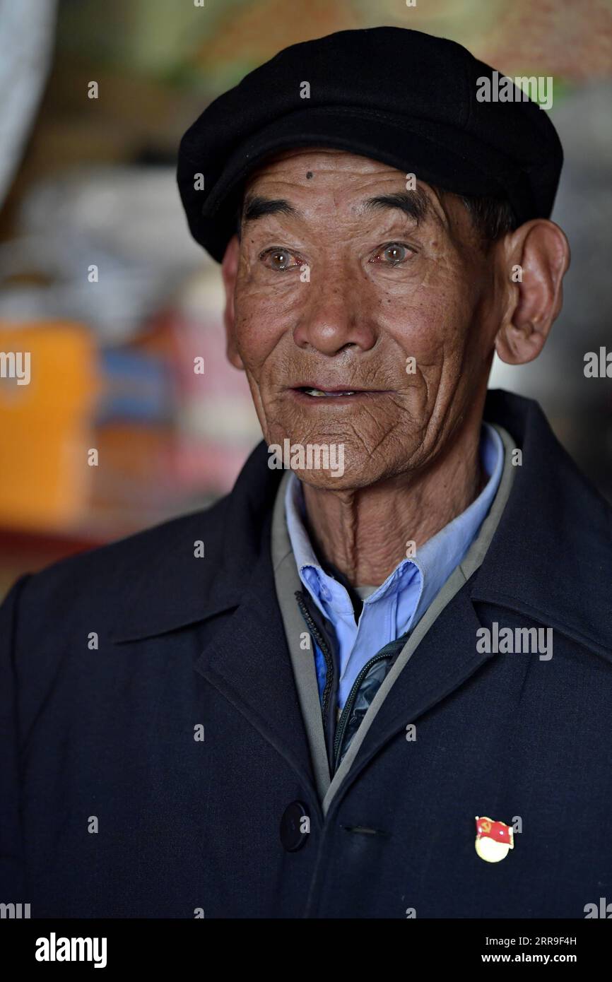 210613 -- LHASA, 13. Juni 2021 -- Migmar ist in Lhaya Village, Gyamco Township, Namling County der Stadt Xigaze, südwestchinesische Autonome Region Tibet, 18. April 2021 abgebildet. Der 79-jährige Migmar wurde im Sa gya County in Xigaze geboren und lebt heute im Dorf Lhaya. Als Migmar an sein Leben als Leibeigene vor der demokratischen Reform im Jahr 1959 erinnerte, sagte er, dass meine Familie zu dieser Zeit stark verschuldet war, so dass ich zu Schafherden geschickt wurde, damit ein Leibeigentümer die Schulden meiner Familie bezahlen konnte, als ich erst sieben Jahre alt war. Dort litt er ständig unter Strafen wie Schlägen, Peitschen und Schlössern Stockfoto