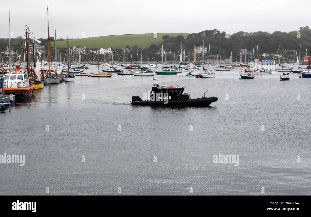 210613 -- CORNWALL, 13. Juni 2021 -- Ein Polizeiboot patrouilliert in Falmouth, Cornwall, Großbritannien, am 11. Juni 2021. ZU DEN XINHUA-SCHLAGZEILEN VOM 13. JUNI 2021 GROSSBRITANNIEN-CORNWALL-G7-GIPFEL HANXYAN PUBLICATIONXNOTXINXCHN Stockfoto