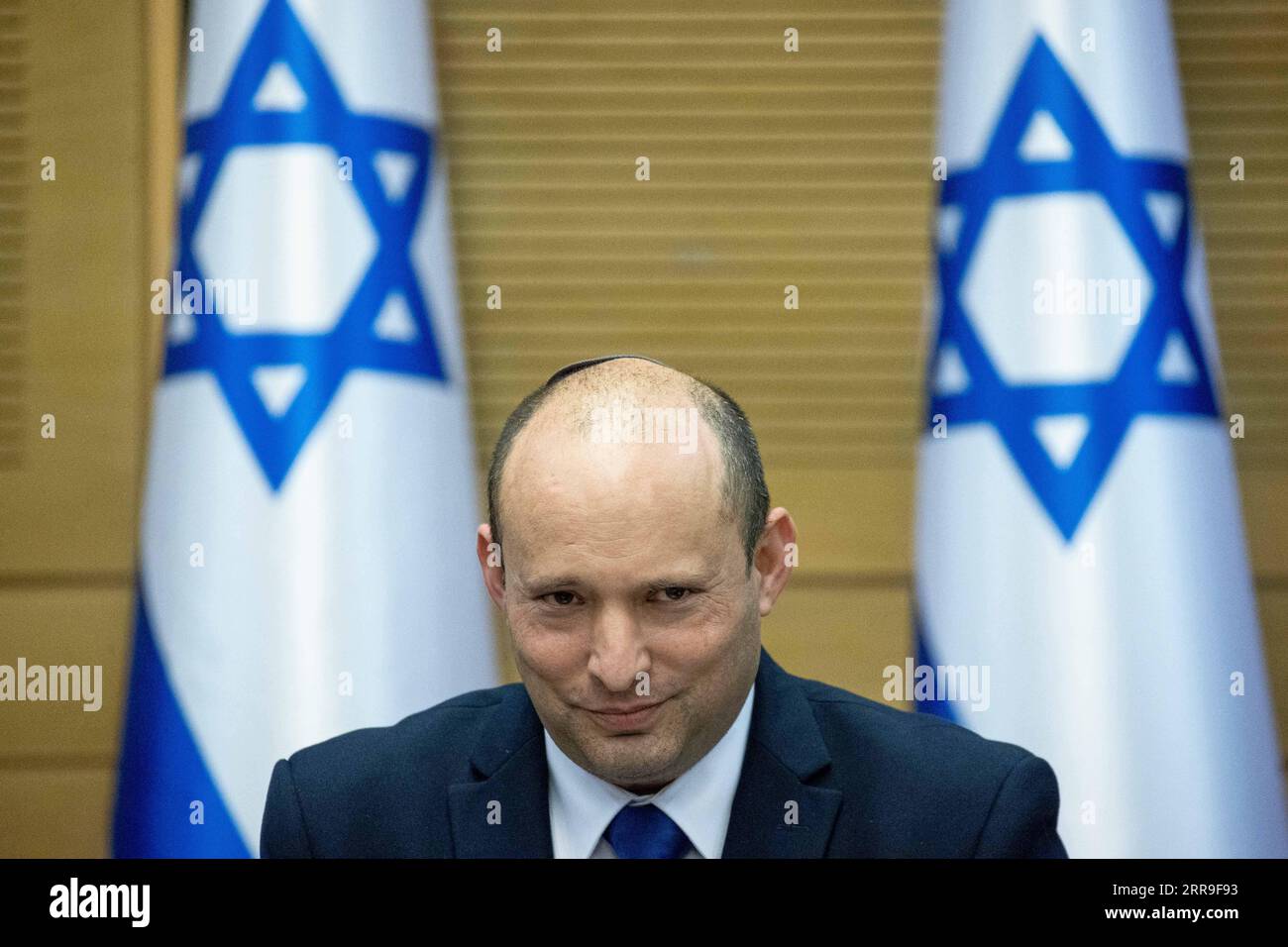 210613 – JERUSALEM, 13. Juni 2021 – Israels neuer Premierminister Naftali Bennett nimmt am 13. Juni 2021 an der ersten Kabinettssitzung der neuen Koalitionsregierung in Jerusalem Teil. Naftali Bennett, Führer der rechten Partei Yamina United Right, wurde am Sonntagabend als neuer israelischer Premierminister vereidigt und schickte Benjamin Netanjahu nach einer rekordverdächtigen 12-jährigen Herrschaft in die Opposition. Dies geschah, nachdem die neue Koalitionsregierung unter der Führung von Bennett und Yair Lapid, dem Führer der zukünftigen Partei Yesh Atid, vom parlament, oder Knesset, in einem Vertrauensvotum gebilligt wurde. Via Xinhua MIDEAST-J Stockfoto