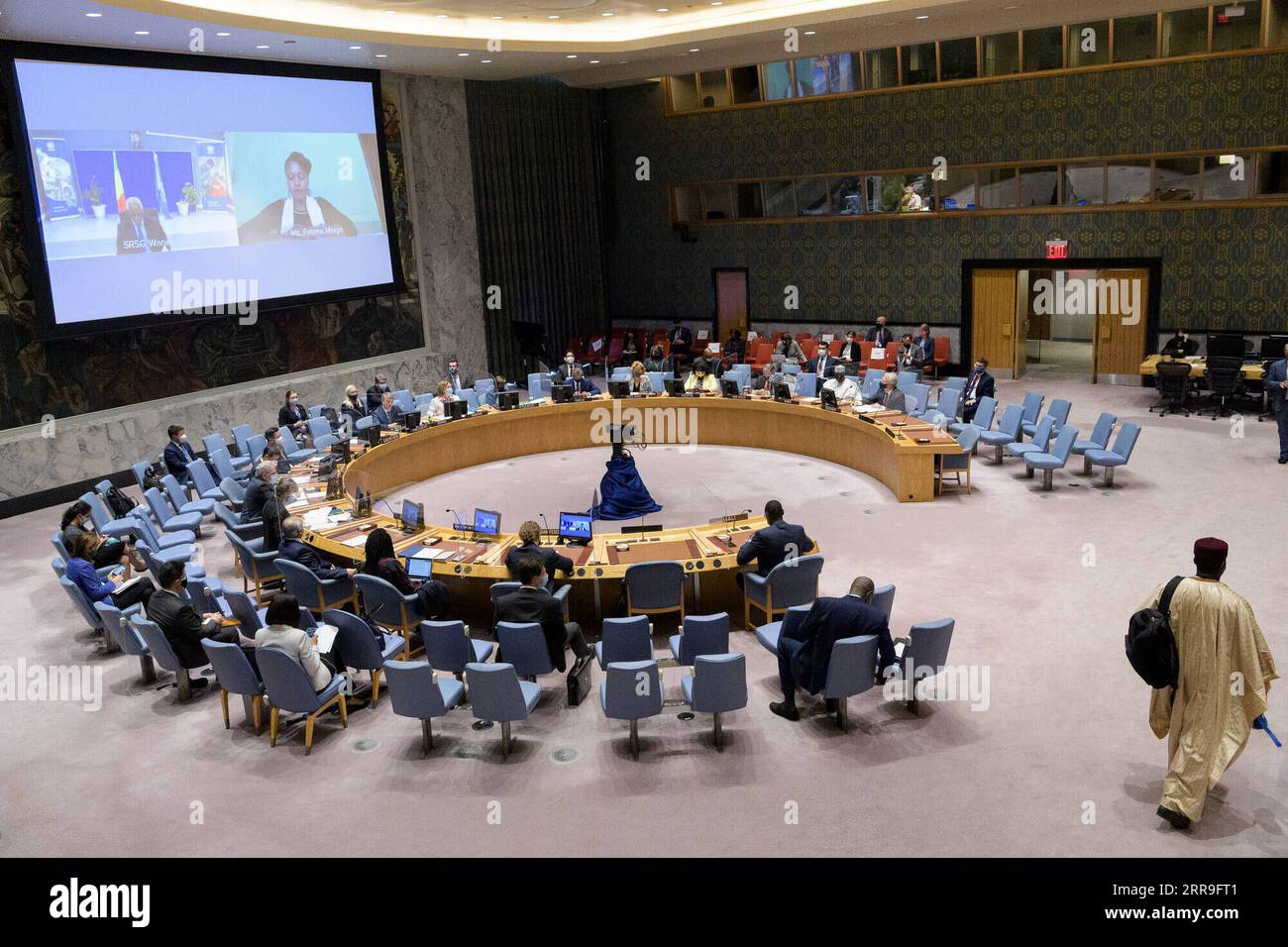 New York, UN-Sicherheitsrat New York, UN-Generalversammlung 210614 -- VEREINTEN NATIONEN, 14. Juni 2021 -- Foto aufgenommen am 14. Juni 2021 zeigt eine Sitzung des UN-Sicherheitsrats zur Lage in Mali am UN-Hauptsitz in New York. Es bedarf jetzt sofortiger Maßnahmen, um kritische Reformen einzuleiten und die Grundlage für glaubwürdige Wahlen in Mali zu schaffen, wo die Sicherheitslage so besorgniserregend wie eh und je ist, teilte der Leiter der multidimensionalen integrierten Stabilisierungsmission der Vereinten Nationen in Mali MINUSMA dem Sicherheitsrat am Montag mit. /Handout via Xinhua UN-SICHERHEITSRAT-MALI-SITUATION-MEETING EvanxSchneider/ Stockfoto