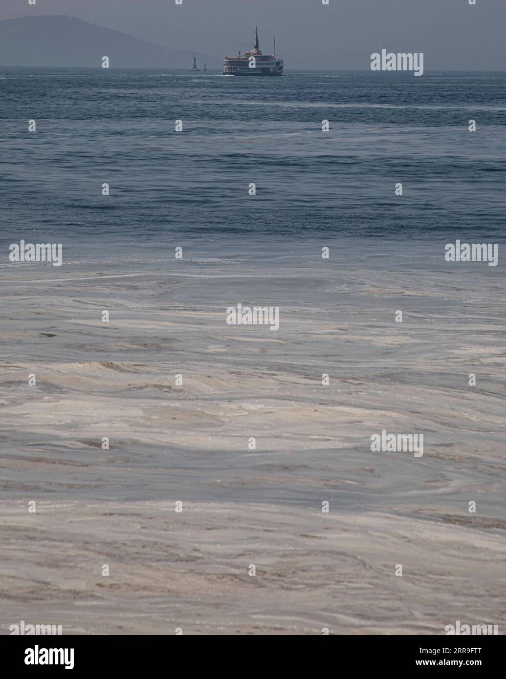 210614 -- ISTANBUL, 14. Juni 2021 -- Foto vom 11. Juni 2021 zeigt Schleim, bekannt als Seeschmuck im Marmarameer vor Istanbul, Türkei. Die Türkei hat sich darauf vorbereitet, die Schleimhaut zu bekämpfen, die das Marmarameer in der dicht besiedelten Industrieregion des Landes heimgesucht hat. Foto von /Xinhua TURKEY-ISTANBUL-MUCILAGE-CLEANUP OsmanxOrsal PUBLICATIONxNOTxINxCHN Stockfoto