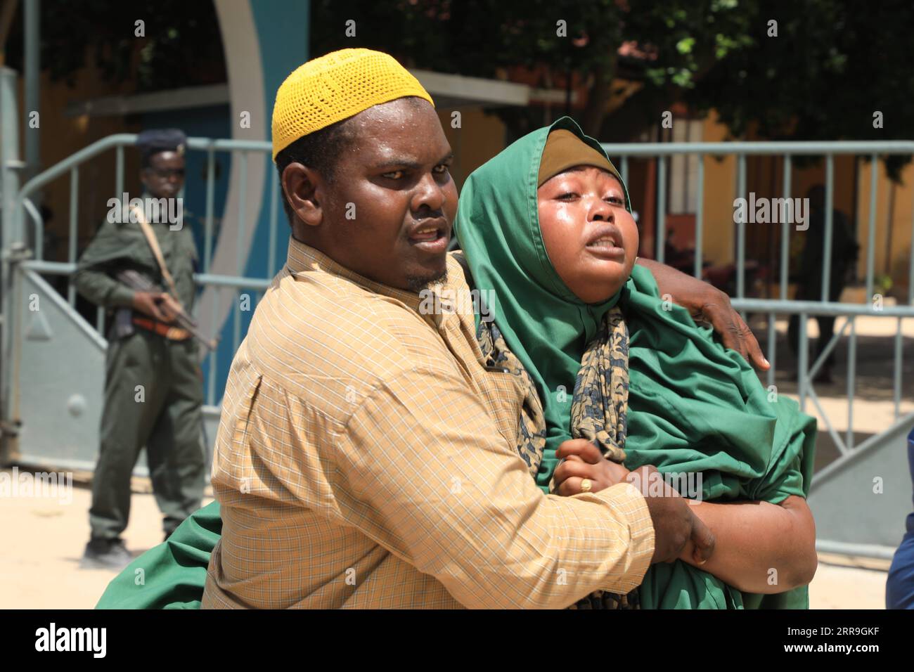 Somalia, Bombenanschlag auf Soldaten in Mogadischu 210616 -- MOGADISCHU, 16. Juni 2021 -- Eine Frau, die ihren Sohn bei einem Angriff im Medina Krankenhaus in Mogadischu, Somalia, verlor, ruft am 15. Juni 2021. Bei einem Selbstmordanschlag auf ein militärisches Trainingslager südlich der somalischen Hauptstadt Mogadischu wurden am Dienstag mindestens 15 Soldaten getötet und Dutzende weitere verletzt, sagten Polizei und Zeugen. Foto von /Xinhua SOMALIA-MOGADISCHU-SUIZID-BOMBENANSCHLAG HassanxElmi PUBLICATIONxNOTxINxCHN Stockfoto