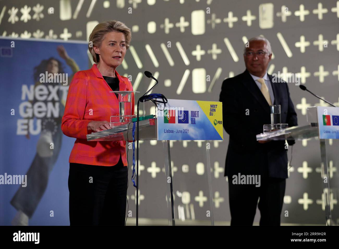 210617 -- LISSABON, 17. Juni 2021 -- die Präsidentin der Europäischen Kommission, Ursula von der Leyen L, und der portugiesische Premierminister Antonio Costa halten am 16. Juni 2021 eine Pressekonferenz im Pavilion of Knowledge - Ciencia Viva Science Centre in Lissabon, Portugal. Von der Leyen hat hier am Mittwoch die Genehmigung des portugiesischen Konjunkturprogramms für Wiederaufbau und Resilienz angekündigt, mit dem die Wirtschaft des Landes tiefgreifend verändert werden soll. Foto von /Xinhua PORTUGAL-LISSABON-EU-PORTUGAL WIEDERAUFFÜLLUNGSPLAN-GENEHMIGUNG PedroxFiuza PUBLICATIONxNOTxINxCHN Stockfoto