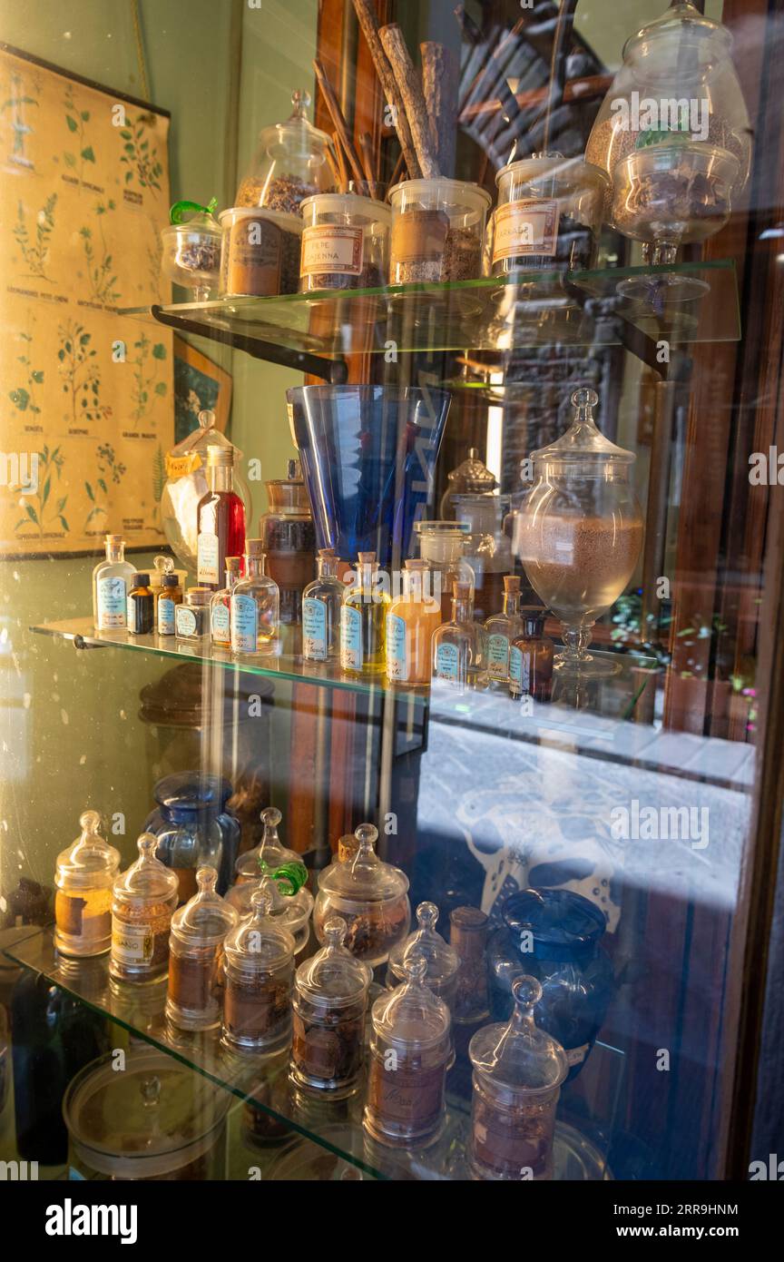 Eine Schaufensterausstellung mit rohen Kräutern in Vorratsgläsern im Bizzarri an der Via della Condotta in Florenz in der Toskana. Bizzarri mit seiner Ursprünglichkeit Stockfoto