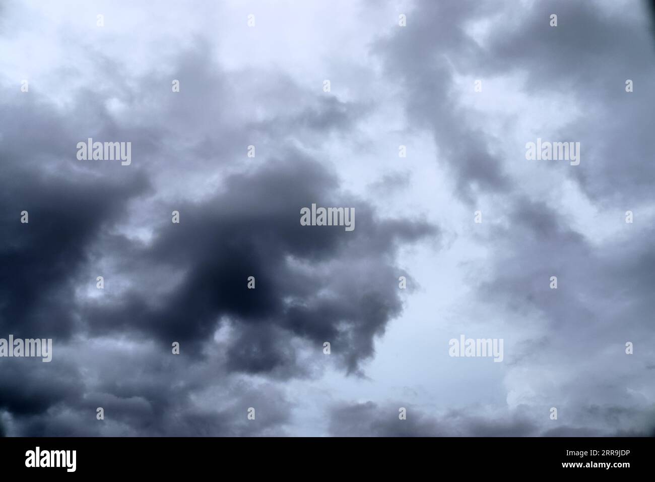 Atemberaubende Formationen der dunklen Wolke direkt vor Einem Gewittersturm. Stockfoto