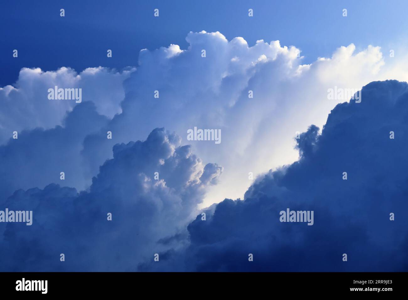 Atemberaubende Formationen der dunklen Wolke direkt vor Einem Gewittersturm. Stockfoto