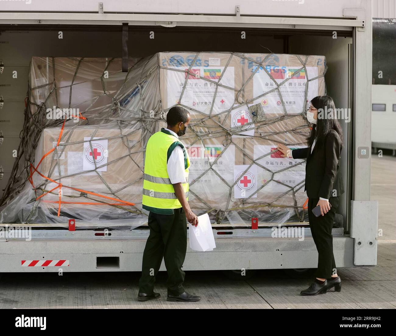 210619 -- ADDIS ABEBA, 19. Juni 2021 -- ein Flughafenbodenpersonal und ein Mitarbeiter der chinesischen Seite überprüfen die COVID-19-Impfstoffe, die von der Chinesischen Rotkreuz-Gesellschaft in Addis Abeba, Äthiopien, am 19. Juni 2021 gespendet wurden. Am Samstag traf hier eine Reihe von Sinopharm COVID-19-Impfstoffen ein, die von der Chinesischen Roten Kreuz-Gesellschaft an das äthiopische Pendant gespendet wurden. TOGO WITH Roundup: Äthiopische Rotkreuz-Gesellschaft erhält Sinopharm-Impfstoffe von chinesischem Pendant ÄTHIOPIEN-CHINA-RED CROSS SOCIETY-COVID-19 IMPFSTOFF-ÜBERGABE WangxPing PUBLICATIONxNOTxINxCHN Stockfoto