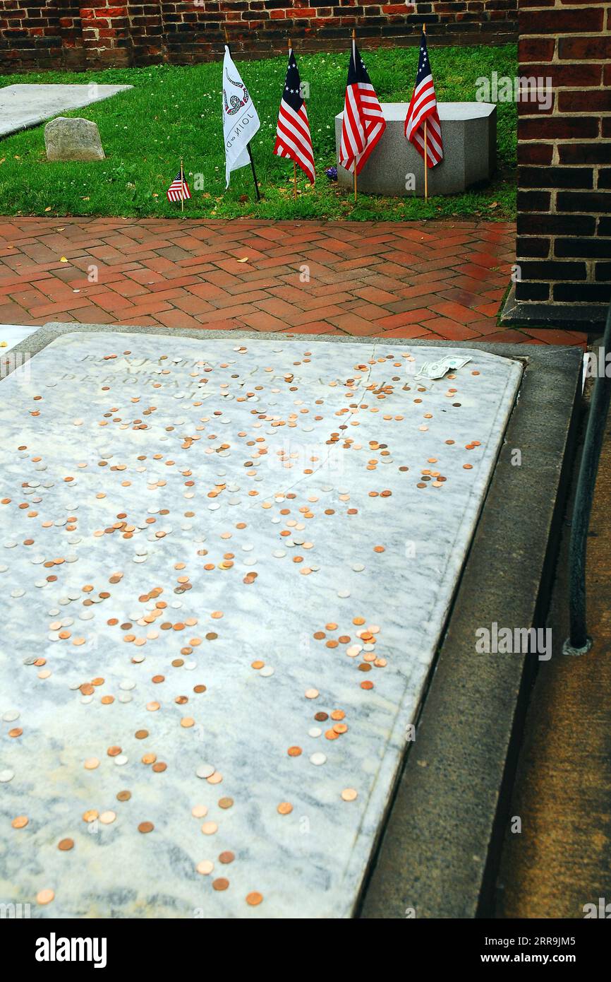 Das Werfen von Pfennigen und Münzen auf Ben Franklins Grab für Glück ist eine Philadelphia-Tradition Stockfoto