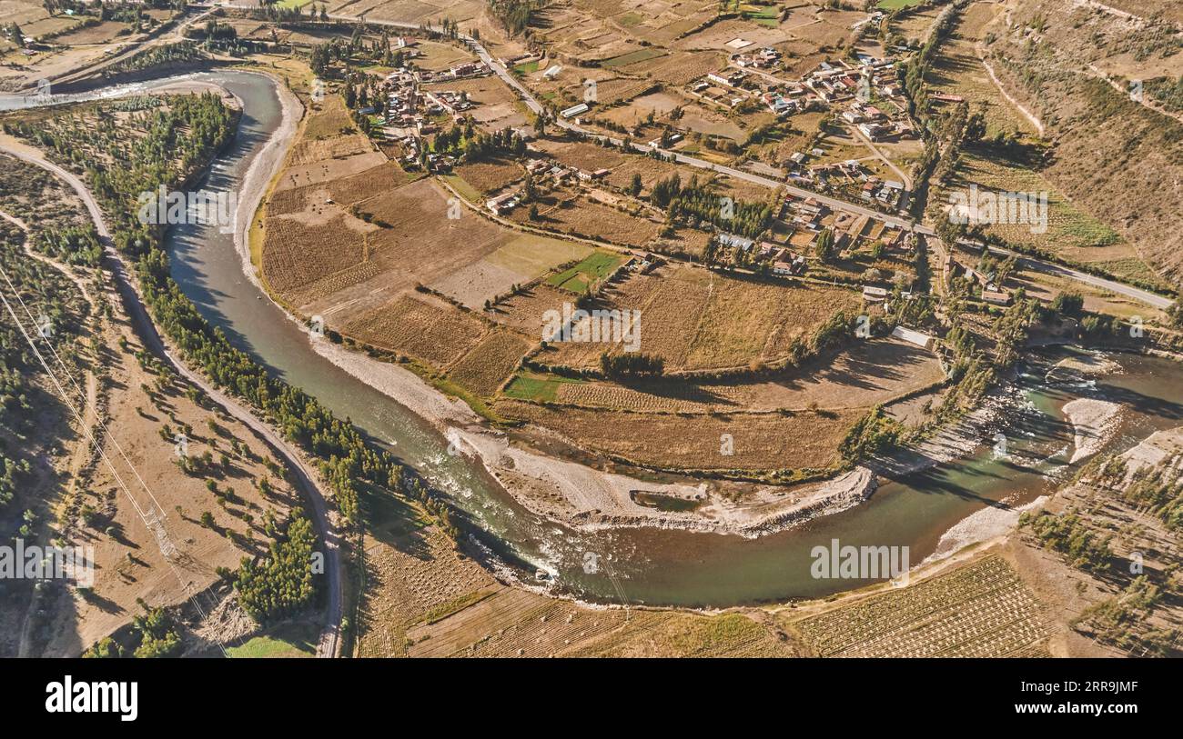 Panoramablick aus der Vogelperspektive auf den Fluss Urubamba und das heilige Tal. Cusco Peru Stockfoto