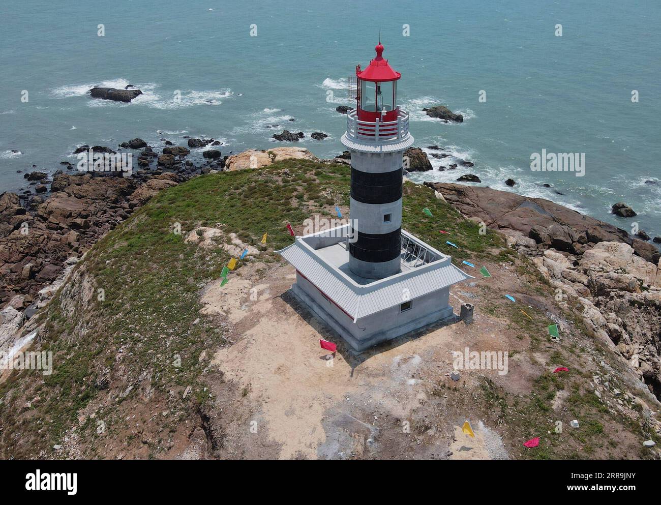 210619 -- QUANZHOU, 19. Juni 2021 -- Luftaufnahme aufgenommen am 19. Juni 2021 zeigt den Chidingyu Leuchtturm in Quanzhou, südöstliche chinesische Provinz Fujian. Der Leuchtturm Chidingyu, der sich am Schlüsselwendepunkt der inneren Route auf der Westseite der Taiwan-Straße befindet, wurde am Samstag offiziell in Betrieb genommen. Es wird mit grüner Energie betrieben und deckt eine Lichtreichweite von mehr als 15 Seemeilen ab. Der Leuchtturm ist mit modernen Navigationsgeräten ausgestattet, die die Bedürfnisse verschiedener Arten von Schiffen in und aus der Quanzhou-Bucht erfüllen. CHINA-FUJIAN-QUANZHOU-LEUCHTTURM CN WeixPeiquan PUBLICATIONxNOTxI Stockfoto