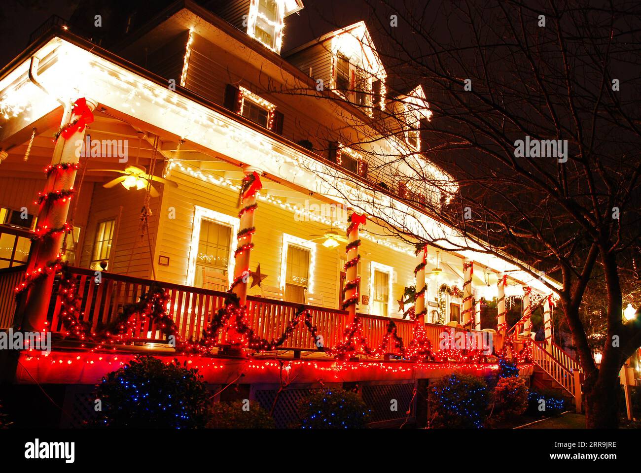 Ein viktorianisches Haus in Cape May, New Jersey, ist zu Weihnachten mit Lichtern, Kränzen und stechpalmen dekoriert Stockfoto