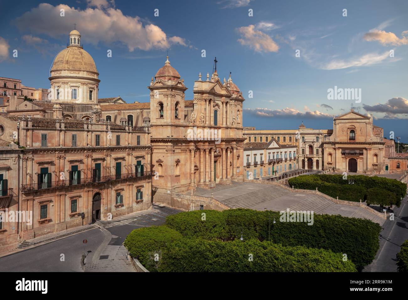 Noto, Sizilien, Italien. Unvergleichliches Stadtbild der historischen Stadt Noto, Sizilien mit Kathedrale Noto an sonnigen Tagen. Stockfoto