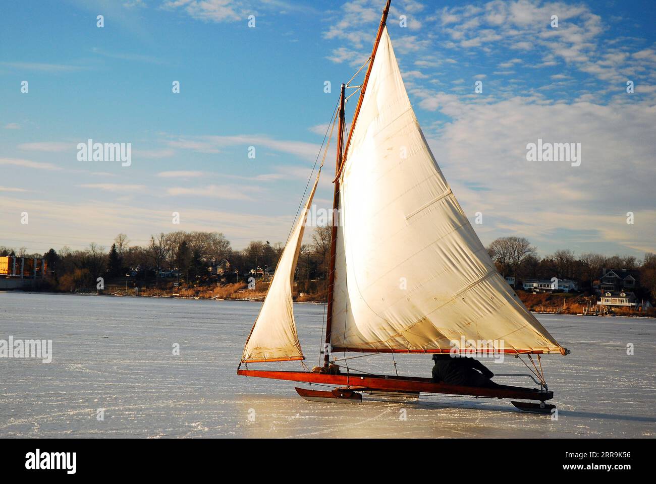 Eine Eisyacht gleitet durch die gefrorenen Gewässer vor der Red Bank, New Jersey Stockfoto