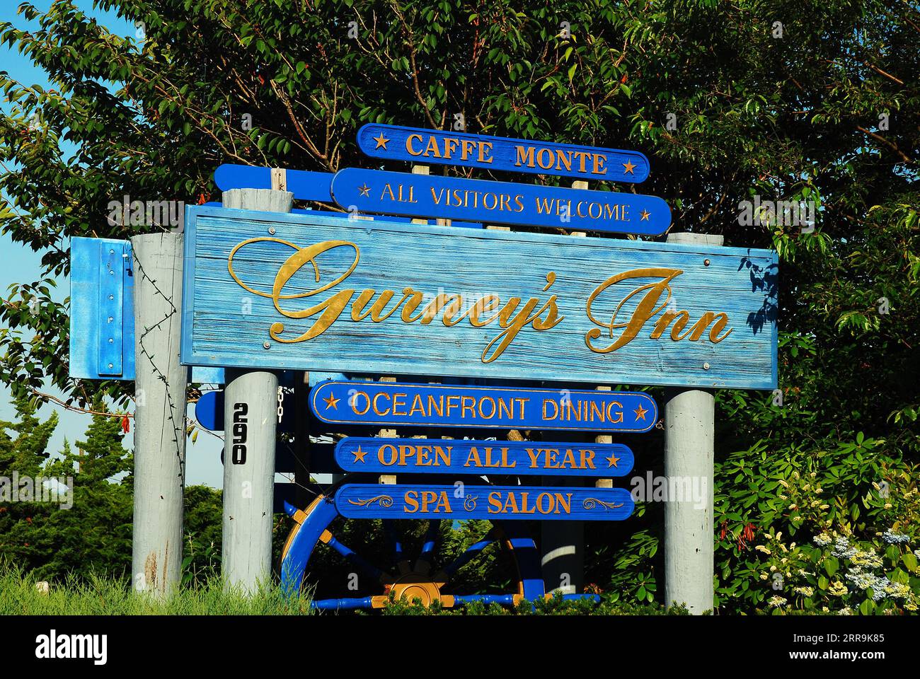 Ein blaues Schild steht am Eingang des Gurneys Inn, einem Day Spa und Resort in Montauk, New York, in den Hamptons Stockfoto