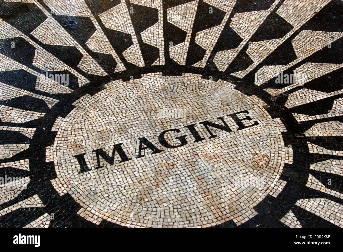 Das Imagine Mosaik in den Strawberry Fields im New Yorker Central Park wurde zu Ehren des ehemaligen Beatle John Lennon geschaffen, der in der Nähe des Ortes getötet wurde Stockfoto