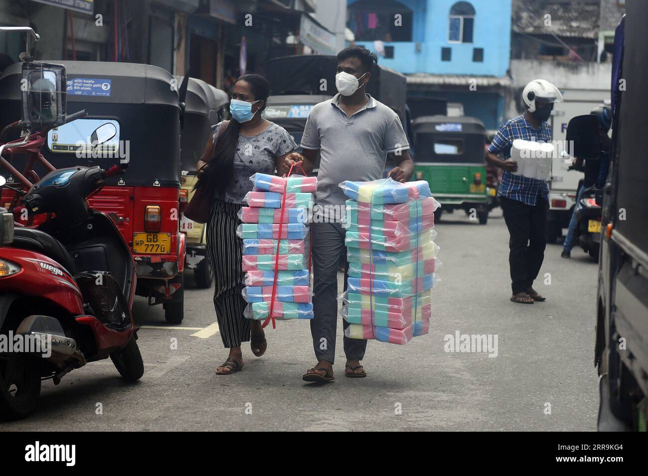 210621 -- COLOMBO, 21. Juni 2021 -- Menschen transportieren Waren auf einem Markt in Colombo, Sri Lanka, am 21. Juni 2021. Die Behörden Sri Lankas haben am Montag vorübergehend eine landesweite Reisebeschränkung aufgehoben, die im Mai verhängt wurde, um wesentliche Arbeit der Menschen zu ermöglichen. Foto von /Xinhua SRI LANKA-COLOMBO-TRAVEL RESTRICTION-TEMPORARY REMOVAL GayanxSameera PUBLICATIONxNOTxINxCHN Stockfoto