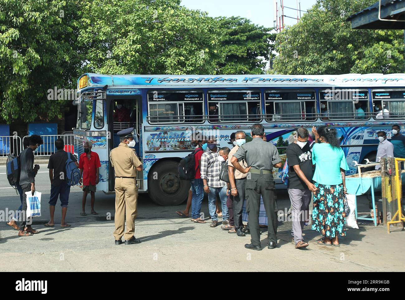 210621 -- COLOMBO, 21. Juni 2021 -- Leute warten auf Busse in Colombo, Sri Lanka, am 21. Juni 2021. Die Behörden Sri Lankas haben am Montag vorübergehend eine landesweite Reisebeschränkung aufgehoben, die im Mai verhängt wurde, um wesentliche Arbeit der Menschen zu ermöglichen. Foto von /Xinhua SRI LANKA-COLOMBO-TRAVEL RESTRICTION-TEMPORARY REMOVAL AjithxPerera PUBLICATIONxNOTxINxCHN Stockfoto
