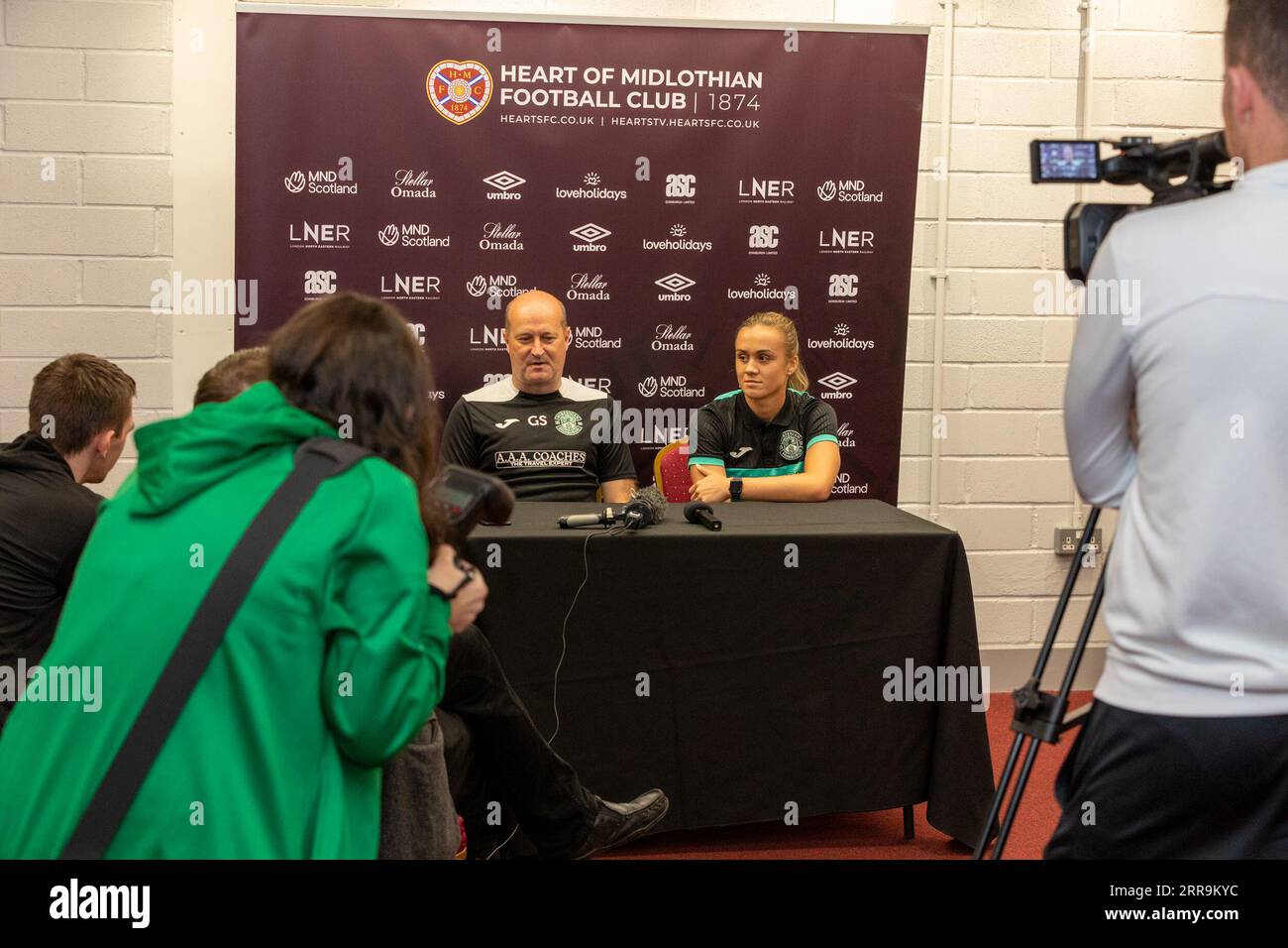 Tynecastle Park. Edinburgh, Großbritannien. September 2023. Pressekonferenz für das Spiel zwischen Heart of Midlothian und Hibernian in der Scottish Power Women's Premier League und im Capital Cup, Hibs Trainer Grant Scott und Mittelfeldspieler Leah Eddie stehen den Medien gegenüber (Foto: David Mollison/Alamy Live News) Stockfoto