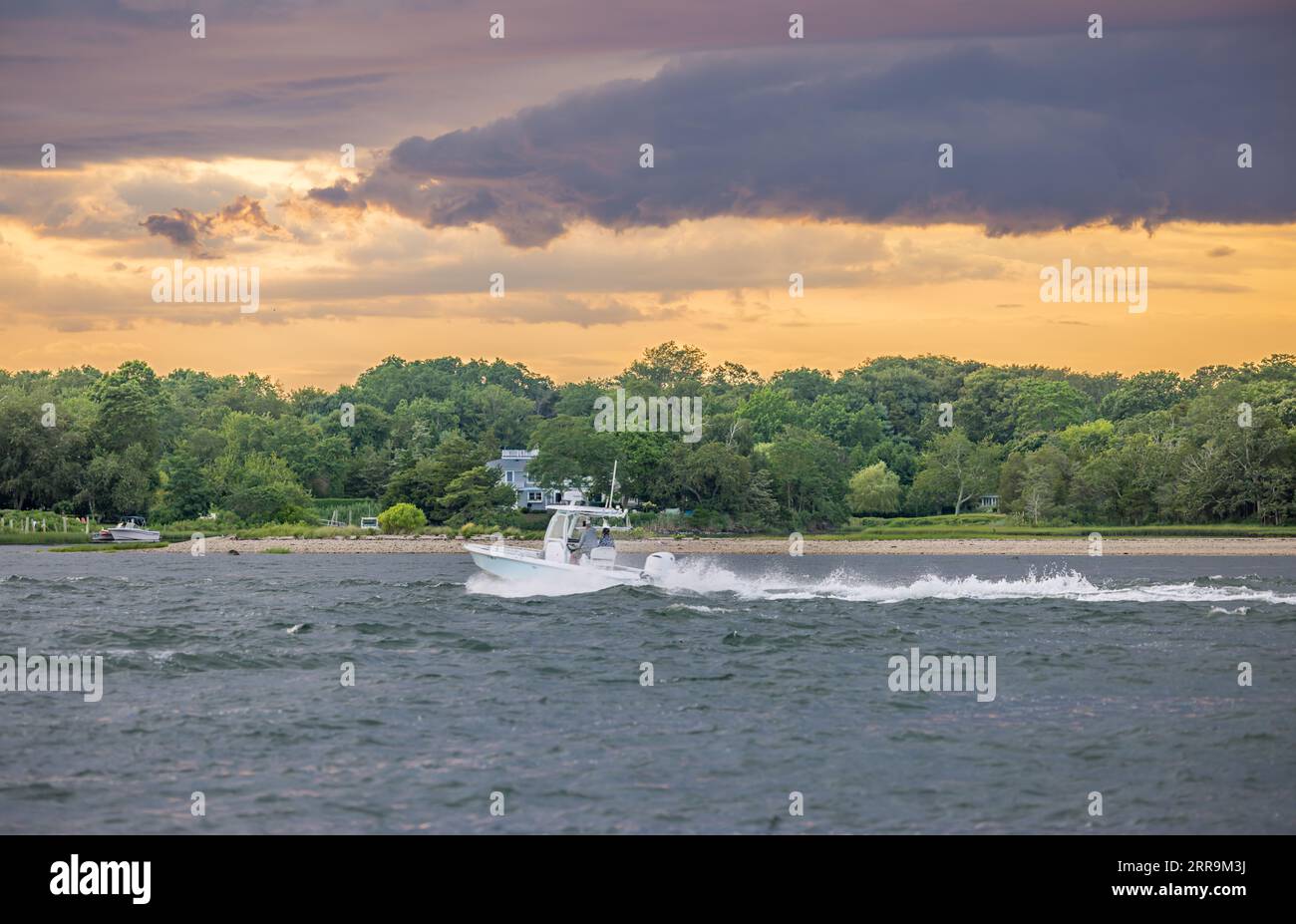 Motorboot unterwegs im holprigen Wasser vor der Küste der Schutzinsel Stockfoto
