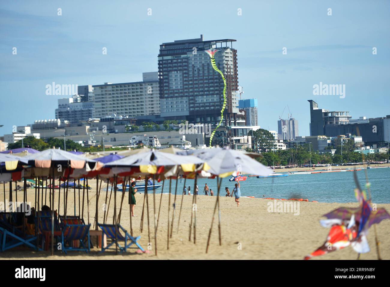 210625 -- CHONBURI, 25. Juni 2021 -- Touristen fliegen Drachen an einem dünn besetzten Strand in Pattaya der Provinz Chonburi, Thailand, 24. Juni 2021. Thailand wollte sich in 120 Tagen wieder vollständig für ausländische Besucher öffnen und bis Oktober 50 Millionen Menschen mindestens eine Impfung geben, um die Wirtschaft wieder anzukurbeln, sagte Premierminister Prayut Chan-o-cha am 16. Juni. THAILAND-CHONBURI-COVID-19 RachenxSageamsak PUBLICATIONxNOTxINxCHN Stockfoto