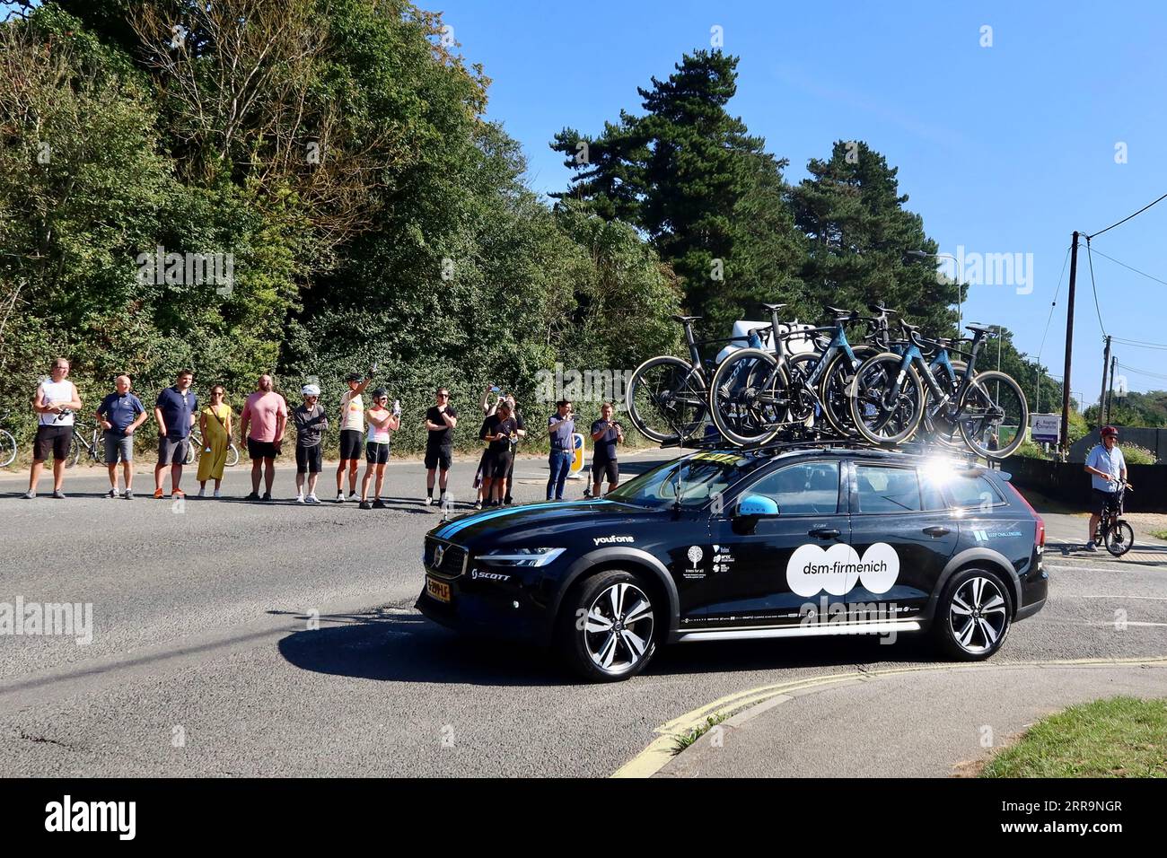 Kesgrave, Suffolk - 7. September 2023: Tour of Britain Men Stage 5-Zyklus durch Kesgrave an einem heißen Sommermorgen. dsm fermenich Team Support Car. Stockfoto