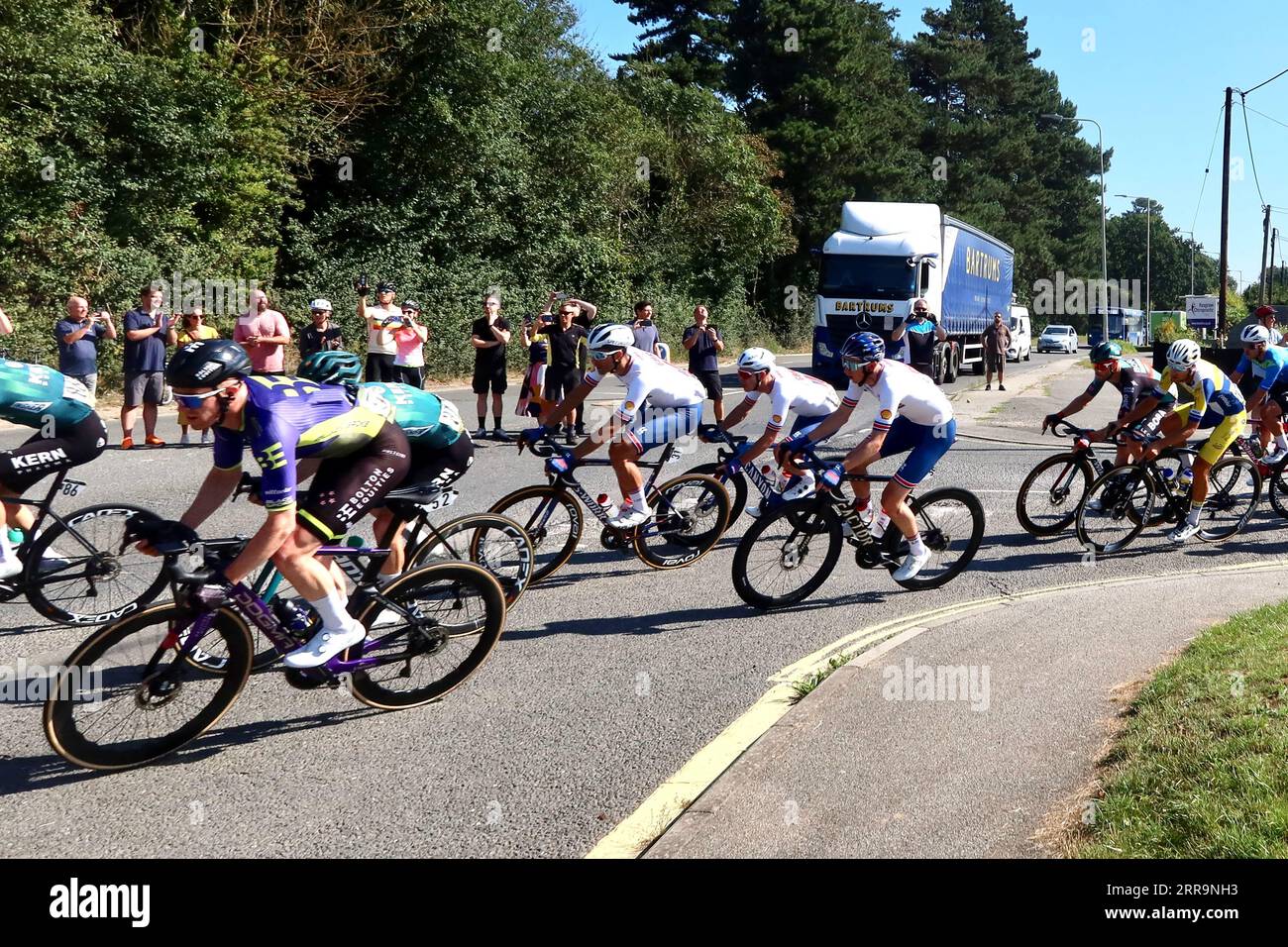 Kesgrave, Suffolk - 7. September 2023: Tour of Britain Men Stage 5-Zyklus durch Kesgrave an einem heißen Sommermorgen. Peleton verlässt die Dobbs Lane auf der Main Road in Richtung Ipswich. Stockfoto