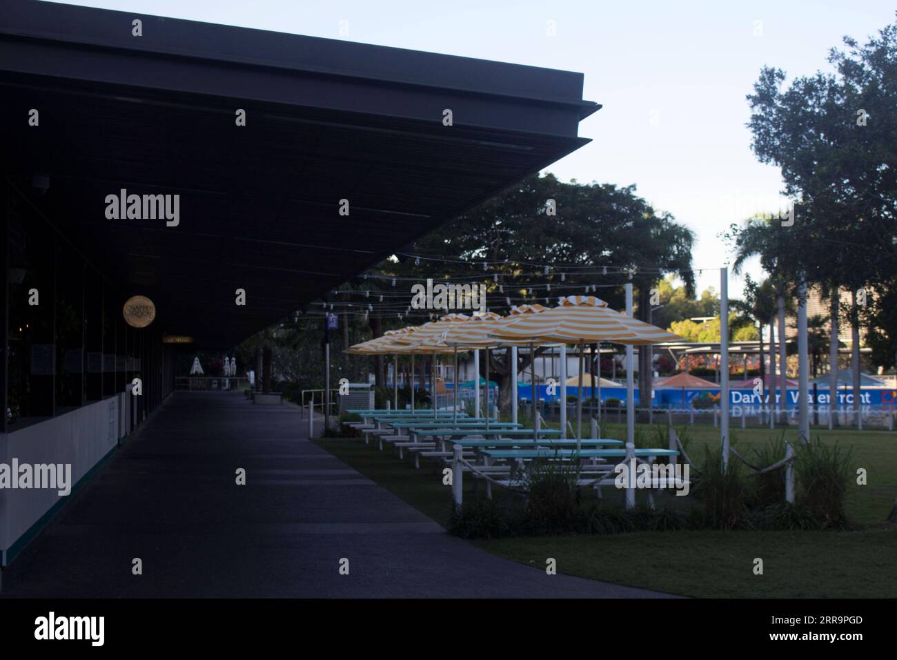 210627 -- CANBERRA, 27. Juni 2021 -- Foto aufgenommen am 27. Juni 2021 zeigt eine leere Straße inmitten der COVID-19-Pandemie in Darwin, Northern Territory, Australien. Michael Gunner, Chief Minister of Australia's Northern Territory, sagte am Sonntag, dass NT nun mit der größten Bedrohung seit Beginn der COVID-19-Krise konfrontiert ist, und fügte hinzu, dass seine Hauptstadt Darwin für 48 Stunden in eine Sperrung eintreten würde. Nach Bestätigung von vier neuen COVID-19-positiven Fällen im Zusammenhang mit einer Mine, so das NT GO, trat die vollständige Sperrung am Sonntag ab 13.00 Uhr in den ländlichen Gebieten Darwin, Palmerston und Darwin in Kraft Stockfoto