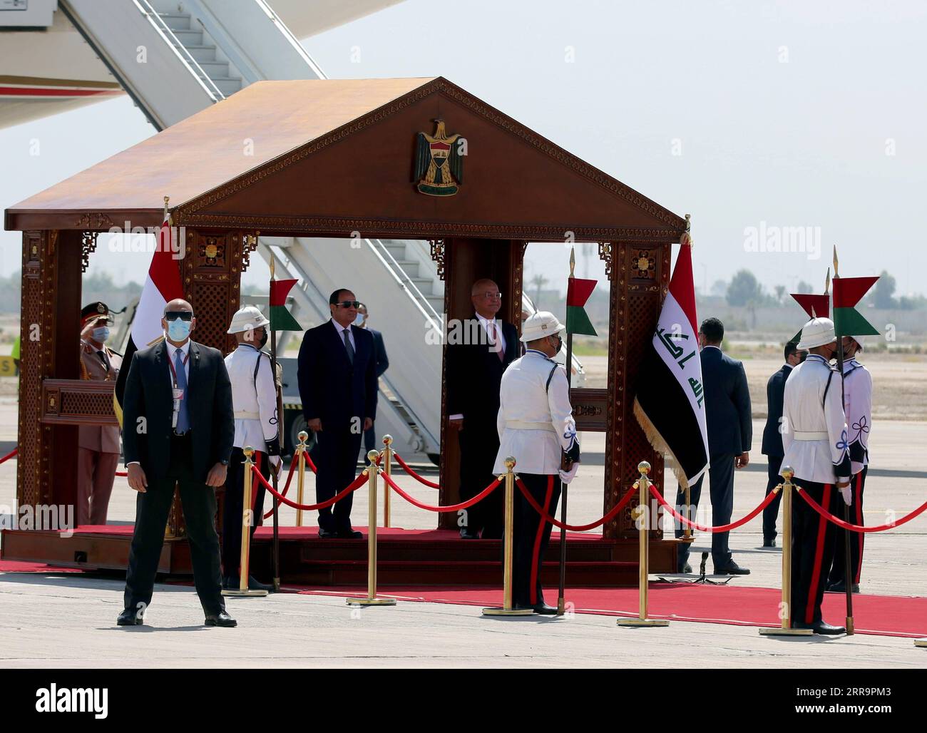 210627 -- BAGDAD, 27. Juni 2021 -- irakischer Präsident Barham Salih empfängt am 27. Juni 2021 den ägyptischen Präsidenten Abdel-Fattah al-Sisi am internationalen Flughafen Bagdad in Bagdad, Irak. IRAK-BAGDAD-JORDANIEN-ÄGYPTEN-DIPLOMATIE KhalilxDawood PUBLICATIONxNOTxINxCHN Stockfoto