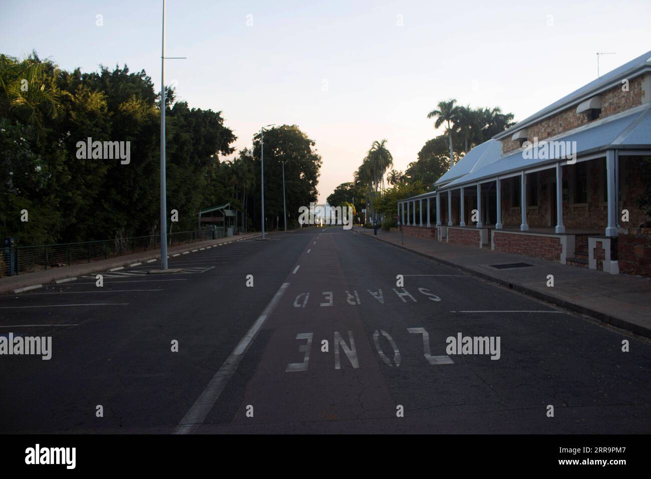 210627 -- CANBERRA, 27. Juni 2021 -- Foto aufgenommen am 27. Juni 2021 zeigt eine leere Straße inmitten der COVID-19-Pandemie in Darwin, Northern Territory, Australien. Michael Gunner, Chief Minister of Australia's Northern Territory, sagte am Sonntag, dass NT nun mit der größten Bedrohung seit Beginn der COVID-19-Krise konfrontiert ist, und fügte hinzu, dass seine Hauptstadt Darwin für 48 Stunden in eine Sperrung eintreten würde. Nach Bestätigung von vier neuen COVID-19-positiven Fällen im Zusammenhang mit einer Mine, so das NT GO, trat die vollständige Sperrung am Sonntag ab 13.00 Uhr in den ländlichen Gebieten Darwin, Palmerston und Darwin in Kraft Stockfoto
